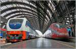 Nachdem ich in Milano im ETR 400 055 nach Firenze Platz genommen habe, bin ich gleich wider ausgestiegen: die soeben auf dem Nachbargleis angekommene E-Lok war der Grund. Die E 402 172 gehöret der FS Treni Turistici Italiani (abgekürzt TTI) und ist mit zahlreichen Liegewagen (und einer weiteren E 402) an anderen Ende des Zuges am Bahnsteig angekommen. 
Die UIC Nummer der Lok lautet: 91 83 2402 172-7 I-IT). Doch dann war es Zeit in den ETR 400 055 zurückzukehren. 

17. Sept. 2025