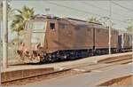 Erst auf den zweiten Blick zeigt das nicht besonders gelungene Bild der bildbeherrschenden  FS 636 interessante Details: Das Bild wurde in San Remo aufgenommen. Im Vordergrund sind neben den Bahnsteigen auf die einfachen Zugangsmöglichkeiten zu den Bahnsteigen zu sehe. IN er Zwischenzeit wurde der Bahnhof in einen Tunnel verlegt. Ein weiteres Detail ist die Fahrleitung, die noch immer an den ursprünglichen Drehstromfahrleitungsmasten hängt und die kurzen Abstände zwischen den Masten erklärt. Der Hauptgrund zum Zeigen des Bildes ist jedoch ma rechten Bildrand zu sehen ein  Centoporte  (Hunderttüren) Abteilwagen 1928R, welche von 1928 bis 1988 in verschiedenen Varianten im Einsatz standen.

Analogbild vom Juni 1985