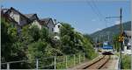 Ein SSIF  Treno Panoramico  der Ferrovia Vigezzina erreicht den Bahnhof Gagnone-Orcesco, links im Bild ein Teil des malerische Orts Orcescho zu sehen.