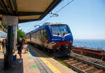 Die Trenitalia E.464.541 erreicht mit dem Cinque Terre Express (Regionale La Spezia Centrale – Levanto) am 21.07.2022 den Cinque Terre Bahnhof Corniglia.