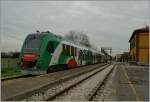 Der FER ATR 220 035 beim Halt in Brecello Viadana.