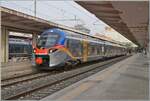 Im Bahnhof von Palermo steht der FS Treniatila ETR 104 242 und wartet auf die Abfahrt.