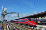 ETR 600, 01, Pendolino, hlt kurz am Bahnsteig in Verona Porta Nuova, bevor er seine Fahrt fortsetzt.