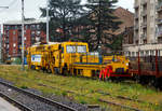 Die Matisa B 66 U eine Hochleistungs-Universal-Stopfmaschine mit Schotter-Kehrbrste am Anhnger (Rincalzatrice ferroviaria )  IT RFI 0300042-0, ex AD MRN BA 4372, der GCF Generale Costruzioni