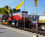 Die italienische VAIA CAR S.p.A. mit Sitz in Calvisano bei Brescia prsentierte auf der 29. Internationale Ausstellung Fahrwegtechnik 2025 (iaf) in Mnster (hier am 20 Mai 2025) das fr die FS Mercitalia Shunting & Terminal (frher Serfer S.r.l.) bestimmte elektrische Akku-Zweiwege-Rangierfahrzeug Typ TSR 340 E (FULL ELECTRIC).

Das Fahrzeug wird mit zwei Elektromotoren mit einer Leistung von je 185 kW angetrieben, die von einem Hochvolt-Batteriepaket mit einer Kapazitt von 240 kWh gespeist werden. Je nach Arbeitszyklen reicht die Leistung der Lithium-Ionen-Batterie fr 6 bis 9 Stunden aus. Eine vollstndige Aufladung der Batterie ist in ca. 2 Stunden mglich.

Das Antriebssystem ist PowerShift-Integralantrieb mit lastabhngigem Gangwechsel, gekoppelt mit den Elektromotoren, die ber Kegelrad- und Planetengetriebe auf die Straendifferenziale wirken. Der Antrieb auf der Schiene erfolgt durch den Kontakt der Gummirder auf der Schiene, mit einer speziellen Vorrichtung zur Regulierung des Kontaktdrucks.

Die Schienenfahrwerke vorn und hinten bestehen aus je vier Schienenrdern, die auf spezielle, hydraulisch aktiv regelbare Federungen wirken, die auch unter widrigsten Betriebsbedingungen (z. B. bei ungleichmigen Hhenunterschieden zwischen Schienen und Boden) eine perfekte Stabilitt der Lokomotive gewhrleisten. Lieferbare Spurweiten sind 1.435 mm, 1.520 mm, 1.668 mm oder 1.676 mm, hier 1.435 mm (Normalspur).

Das Rangierfahrzeug ist mit vier hydraulischen Teleskopstabsttzen ausgestattet, die folgende Funktionen ermglichen:
•	Anheben und seitliches Verschieben des Fahrzeugs fr den bergang von der Strae auf die Schiene und umgekehrt.
•	Anheben des Fahrzeugs fr Wartungsarbeiten (z. B. Reifenwechsel).

TECHNISCHE DATEN:
Spurweite: 1.435 mm (Normalspur) 
Lnge ber Puffer: 7.300 mm
Breite: 2.500 mm (ohne Rckspiegel)
Hhe: 3.200 mm
Straenrder Bereifung: 12.00.R24 (ca.  1.150 mm)
Schienenfhrung: absenkbare Spurkranzrder
Achsabstand Straenrder: 2.800 mm
Drehzapfenabstand (Schienenrder): 5.500 mm
Achsabstand im Drehgestell: 1.250 mmhttps://hellertal.startbilder.de/?name=bilder_bearbeiten2.0#
Laufraddurchmesser Schienenrder: 405 mm (neu)
Eigengewicht: 34.000 kg
Hchstgeschwindigkeit: 30 km/h
Maximale Zugkraft auf Strae: 289 kN
Maximale Zugkraft auf Schiene: 238 kN
Maximale Anhngelast auf ebener Strecke: 4.750 t
