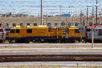 Der MerMec Mess- und Diagnose-Dieseltriebwagen SIRTER 2.0 / D.165.005 (99 83 9 165 005-3 I-RFI) der RFI - Rete Ferroviaria Italiana im Sandwich zwischen zwei „Tigern“ E.652.091-6 und E.652.138-5 (91 83 2652 091-6 I-MIR und 91 83 2652 138-5 I-MIR), sechsachsige E-Loks, der Mercitalia Rail S.r.l. am 14. Juli 2022 im Bahnhof Roma Termini.

Der Diagnose-Triebwagen (Autocarrello Diagnostico) namens SIRTER 2.0 dient zur Überprüfung der Geometrie und des Verschleißes von Gleis und Oberleitung, er wurde von der MER MEC S.p.A. in Monopoli (Italien) gebaut. 

TECHNISCHE DATEN (laut Anschriften):
Spurweite: 1.435 mm (Normalspur)
Begrenzungslinie: G1
Anzahl der Achsen: 4 (In 2 Drehgestellen)
Länge über Puffer: 16.240 mm
Drehzapfenabstand: 9.500 mm
Achsabstand im Drehgestell: 1.800 mm
Laufraddurchmesser: 920 mm (neu) / 840 mm (abgenutzt)
Höchstgeschwindigkeit: 100 km/h
Eigengewicht: 44 t
Dienstgewicht: 49 t
Bremse: Freno WU (LL)
Fährbootwinkel: max. 1° (In Italien für die Überfahrt nach Sizilien noch wichtig)
Kleinster befahrbarer Gleisbogen: R = 80 m

In dem Fahrzeug sind wohl 2 Dieselmotore verbaut, einer unter dem Fahrzeug als PowerPack für den Antrieb, sowie einer auf dem Fahrzeug für die elektrische Stromerzeug. Leider sind im Netz keine weiteren Angaben vorhanden. 
