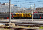 Der MerMec Mess- und Diagnose-Dieseltriebwagen SIRTER 2.0 / D.165.005 (99 83 9 165 005-3 I-RFI) der RFI - Rete Ferroviaria Italiana im Sandwich zwischen zwei „Tigern“ E.652.091-6 und E.652.138-5 (91 83 2652 091-6 I-MIR und 91 83 2652 138-5 I-MIR), sechsachsige E-Loks, der Mercitalia Rail S.r.l. am 14. Juli 2022 im Bahnhof Roma Termini.

Der Diagnose-Triebwagen (Autocarrello Diagnostico) namens SIRTER 2.0 dient zur Überprüfung der Geometrie und des Verschleißes von Gleis und Oberleitung, er wurde von der MER MEC S.p.A. in Monopoli (Italien) gebaut. 

TECHNISCHE DATEN (laut Anschriften):
Spurweite: 1.435 mm (Normalspur)
Begrenzungslinie: G1
Anzahl der Achsen: 4 (In 2 Drehgestellen)
Länge über Puffer: 16.240 mm
Drehzapfenabstand: 9.500 mm
Achsabstand im Drehgestell: 1.800 mm
Laufraddurchmesser: 920 mm (neu) / 840 mm (abgenutzt)
Höchstgeschwindigkeit: 100 km/h
Eigengewicht: 44 t
Dienstgewicht: 49 t
Bremse: Freno WU (LL)
Fährbootwinkel: max. 1° (In Italien für die Überfahrt nach Sizilien noch wichtig)
Kleinster befahrbarer Gleisbogen: R = 80 m

In dem Fahrzeug sind wohl 2 Dieselmotore verbaut, einer unter dem Fahrzeug als PowerPack für den Antrieb, sowie einer auf dem Fahrzeug für die elektrische Stromerzeug. Leider sind im Netz keine weiteren Angaben vorhanden. 
