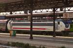 E-Lok E402–137 wird im Bahnhof von Verona vor einen Zug mit österreichischen Wagen gespannt. 04.05.2025