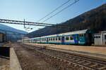 Geführt von einem MDVC-Steuerwagen mit Gepäckabteil, erreicht am 28 März 2022 der Trenitalia Regional-Express (Verona Porta Nuova – Trento – Bozen – Brenner/ Brennero), den Bahnhof Gossensaß/Colle Isarco. Schublok war die Trenitalia E 464.359.

Vorne der 2. Klasse MDVC-Reisezug-Steuerwagen mit Gepäckabteil (MDVC steht für Medie Distanze Vestiboli Centrali, deutsch für Mittlere Entfernungen in Ballungsräumen) 50 83 82-86 807-5 I-TI der Trenitalia, der Gattung npBD und Bauart APR ( Hasenkasten -Steuerwagen) .

Die den Wagen handelt es sich um in Italien hergestellte Eisenbahnwaggons die speziell für den Einsatz für mittlere Entfernungen wie z.B. RE (Regionalexpress Züge). Das „TE“ (vorne unten zeigt das es sich um einen Steuerwagen vom Typ TE (Tipo TE) für E-Loks handelt.

TECHNISCHE DATEN:
Spurweite: 1.435 mm
Länge über Puffer: 26.400 mm
Breite: 2.825 mm
Höhe: 3.965 mm
Drehzapfenabstand: 19.000 mm
Achsstand im Drehgestell: 2.400 mm
Laufraddurchmesser : 860 mm (neu)
Fußbodenhöhe: 1090 mm
Eigengewicht: 40 t
Sitzplätze: 60 (2. Klasse)
Zuladegewicht: 3 t
Höchstgeschwindigkeit: 160 km/h
Bremsbauart: Freno WU-R
