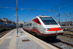 Der Trenitalia Frecciabianca ETR.463.28 (Pendolino) steht am 14 Juli 2022 im Bahnhof Roma Termini zur Abfahrt bereit.

Der ETR.463 (von italienisch Elettro Treno Rapido) oder umgangssprachlich auch Pendolino ist ein von Trenitalia betriebener italienischer Neigezug von Fiat Ferroviaria. Noch während die Produktion der ETR.450 im Gange war, wurde mit dem Bau der zweiten Generation von Pendolino-Zügen begonnen. Die 10 Züge wurden 1991 von Italienischen Staatsbahn (FS) bestellt. Seit 2013 gehören die Züge zur Zuggattung Frecciabianca und bedienen von Rom aus Genua, Ravenna (und bis 2020 Reggio Calabria), sowie seit 2021 die Verbindung Venedig–Lecce über die Adriabahn.

Für den internationalen Verkehr (nach Frankreich) wurden die Züge 21, 27 und 28 im Jahre 1996 mit einer Zweisystem-Ausrüstung versehen, sodass sie auch mit Gleichstrom mit einer Spannung von 1.500 V verkehren konnten. Die umgebauten Züge wurden der Baureihe ETR.463 zugeordnet. Die Züge kamen ab dem Winterfahrplan 1996 auf der Strecke Mailand–Turin–Lyon zum Einsatz. Eine geänderte Getriebeübersetzung gab den Zügen eine höhere Zugkraft zur einfacheren Überwindung der Rampen der Mont-Cenis-Bahn, dies setzte aber die Höchstgeschwindigkeit auf 200 km/h herunter. Die grenzüberschreitenden Fahrten wurden 2003 eingestellt und die Getriebeübersetzung wieder zurückgeändert, sodass sie wieder ihre alte Höchstgeschwindigkeit erreichen konnten.

Aus der Baureihe ETR.460/463 wurde die Baureihe ETR.470 Cisalpino abgeleitet, die zusätzlich über eine Wechselstromausrüstung für eine Spannung von 15 kV 16,7 Hz~ verfügt und deshalb auch in der Schweiz, Deutschland, Österreich und Griechenland verkehren konnte.

Technik
Die Züge sind neunteilig und bestehen technisch aus drei unabhängigen Traktionseinheiten. Jeder der Drittelzüge besteht aus einem antriebslosen Wagen und zwei Wagen mit je einem Stromrichter in GTO-Thyristor-Technik und zwei Fahrmotoren. Die am Wagenkasten befestigten Motoren treiben jeweils, über eine Kardanwelle, die innere Achse jedes Drehgestells an, sodass jeder Antriebswagen über zwei Triebachsen verfügt. Die ETR.463 und unterscheiden sich von den ETR 460 nur durch die Zweisystem-Traktionsausrüstung und die zeitweise geänderte Getriebeübersetzung.

Im Gegensatz zum Vorgänger ETR.450 erhielten die Endwagen eine neue breitere eher eckiger wirkende Kopfform, die vom Industriedesigner Giorgio Giugiaro entworfen worden war. Die Mittelwagen wurden aus leichten extrudierten Aluminiumprofilen gebaut. Ein neues vollständig Unterflur angeordnetes Neigetechniksystem schränkt nicht mehr die Breite des Innenraums ein, sodass in der zweiten Klasse eine 2+2-Bestuhlung möglich wurde – die ETR 450 hatten noch eine 2+1-Bestuhlung, auch in der 2. Klasse.

TECHNISCHE DATEN:
Anzahl: 3
Hersteller: Fiat Ferroviaria
Baujahre: 1995–1996
Spurweite: 	1.435 mm (Normalspur)
Achsformel: (1A)'(A1)' + (1A)'(A1)' + 2'2' + 2'2' + (1A)'(A1)' + (1A)'(A1)' + 2'2' + (1A)'(A1)' + (1A)'(A1)'
Länge: 236.600 mm
Leergewicht: 452 t  
Treibraddurchmesser: 890 mm (neu)
Höchstgeschwindigkeit: 250 km/h 	(bis 2003 vor Umbau 200 km)
Stundenleistung: 6000 kW (bei 3 kV
Dauerleistung: 12 × 490 kW = 5.880 kW (unter 1,5 kV 3.920 kW)
Anfahrzugkraft: 	260 kN
Stromsystem: 3 kV = und 1,5 kV = (DC)
Stromübertragung: Oberleitung
Sitzplätze: 134 (1. Klasse) und 322 (2. Klasse)
