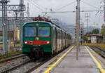 Der dreiteilige Ale 582-001 (ALe.582 001 /Le.763 1xx /Le.562 0xx) der Trenord erreicht am 03.11.2019 als Regionalzug bei Regen, den Bahnhof Lecco (italienisch: Stazione di Lecco). 

Diese Elektrische Triebzüge wurden nach dem Vorbild der ALe 724 zwischen 1987 und 1991 gebaut.

TECHNISCHE DATEN:
Triebwagen ALe 582
Nummerierung: ALe 582 001-090
Gebaute Einheiten: 90
Baujahre: 1987 - 1989
Hersteller: Breda Pt - Marelli, Fiore - Ansaldo, Fiore – Lucana
Spurweite: 1.435 mm (Normalspur)
Achsfolge: Bo 'Bo'
Länge über Puffer: 26.115 mm
Drehzapfenabstand: 18.640 mm
Achsabstand im Drehgestell: 2.560 mm
Raddurchmesser: 860 mm
Eigengewicht: 54 t
Anzahl der Motoren: 4
Motortyp: 4 EXH 4046
Übersetzungsverhältnis: 30/75
Stundenleistung: 4 x 315 kW = 1.260 kW
Dauerleistung: 4 x 280 kW = 1.120 kW
Höchstgeschwindigkeit: 140 km/h
Stromsystem: 3 kV DC
Sitzplätze: 17 (1.Klasse) - 41 (2. Klasse)

Mittelwagen Le 763
Nummerierung: Le 763.101 – 163
Gebaute Einheiten: 163
Baujahre: 1987 – 1991
Hersteller: Fiore, Stanga
Achsfolge: 2' 2'
Länge über Puffer: 25.780 mm
Drehzapfenabstand: 18.640 mm
Achsabstand im Drehgestell: 2.560 mm
Raddurchmesser: 860 mm
Eigengewicht: 30 t
Höchstgeschwindigkeit: 140 km/h
Sitzplätze: 76 in der 2.Klasse

Steuerwagen Le 562
Nummerierung: Le 562.001 - 068
Gebaute Einheiten: 68
Baujahre: 1987 – 1989
Hersteller: OMS - Ansaldo, Fiore - Ansaldo
Achsfolge: 2' 2'
Länge über Puffer: 26.115 mm
Drehzapfenabstand: 18.640 mm
Achsabstand im Drehgestell: 2.560 mm
Raddurchmesser: 860 mm
Eigengewicht: 30 t
Höchstgeschwindigkeit: 140 km/h
Sitzplätze: 56 in der 2.Klasse 