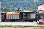 Geöffneter ex FS zweiachsiger, großräumiger Schiebewandwagen der Gattung Hbbillns, der Trenitalia oder Mercitalia Rail Srl, am 14.09.2017 im Bahnhof Tirano.