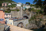 Ex FS, zweiachsige, großräumige Schiebewandwagen der Gattung Hbbillns, der Mercitalia Rail Srl, am 22.07.2022 im Zugverband bei der Zugdurchfahrt im Bahnhof Riomaggiore (Cinque Terre).