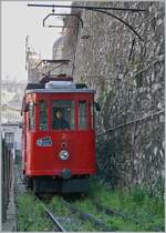 Der Triebwagen N° 2 der Ferrovia Principe-Granarolo Zahnradbahn kurz nach der Abfahrt in Principe hier recht bildfüllend auf der Fahrt nach  Granarolo.