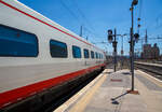 Nun verlässt der Trenitalia Frecciabianca ETR.463.28 (Pendolino) am 14 Juli 2022 den Bahnhof Roma Termini.