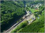 Eine der schnsten Fotostellen in Luxemburg befindet sich hoch ber Kautenbach auf dem Aussichtspunkt  Hockslay , von wo man den Keilbahnhof, sowie das Dorf berblicken kann.