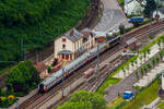 Blick von der Hockslay, die CFL 3006 hat am 15 Juni 2013 mit belgischen I11 Reisezugwagen als IR von Luxembourg über Troisvierges und Liège (Lüttich) nach Liers(B) den Bahnhof Kautenbach (Kautebaach) an der Nordstrecke (Linie 10) erreicht.

Der Bahnhof Kautenbach (in der Gemeinde Kiischpelt) ist ein Keilbahnhof. Vorne die Hauptstrecke der Nordstrecke (Linie 10), der Bahnstrecke von Luxemburg über Ettelbrück und Troisvierges (Ulflingen) nach dem belgischen Trois-Ponts (früher weiter bis Spa). Dahinter die 9,4 km lange Stichbahn der Nordstrecke (Linie 10), der Bahnstrecke von Kautenbach nach Wiltz (Wolz), die früher bis belgische Bastogne ging.
