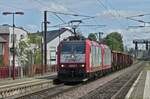 CFL 4001 mit 4006 mit einem kurzen Güterzug aus Richtung Petange, bei der Durchfahrt an der Haltestelle Lamadelaine in Richtung Rodange.