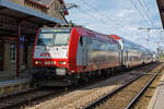 Die CFL 4019 (91 82 000 4019-7 L-CFL) mit einem Doppelstockzug am 16 Juni 2013 beim Halt im Bahnhof Pétange (deutsch Petingen / luxemburgisch Péiteng), als RB von Luxembourg (Luxemburg Stadt / Lëtzebuerg) über Esch-sur-Alzette (Esch an der Alzette) nach Rondange (Rodingen). Im Jahr trug sie Werbung für die Dampflok CfL 5519 (www.5519.lu). 

Die TRAXX wurde 2005 von Bombardier in Kassel unter der Fabriknummer 33722 gebaut und an die CFL geliefert. 

Die Bombardier TRAXX P140AC1 luxemburgische CFL ist eine modifizierte DB BR 185.1, eine Kombination für den Personen- und Frachtdienst. 20 dieser Loks wurden für die CFL zwischen 2004 und 2005 gebaut. Diese verfügt im Gegensatz zu den „F140 AC1“ über eine Personenverkehrsausrüstung, setzt allerdings auf den günstigen Tatzlagerantrieb der Güterverkehrsversion. Für den Personenverkehr verfügen sie über eine spezielle Software. mit der sie schneller anfahren können. Dies ist besonders wichtig für den Einsatz in Regionalzügen, wie hier. Aber auch im Güterdienst der CFL Cargo verrichtet sie gute Dienste. Die Lokomotiven verfügen über vier Stromabnehmer, auf den äußeren Positionen jeweils mit 1.450 mm Palettenbreite, und eine Zulassung für Luxemburg und Deutschland.

TECHNISCHE DATEN (der Serie CFL 4000):
Nummerierung: 4001 bis 4020
Spurweite: 1.435 mm
Achsanordnung: Bo‘Bo‘
Länge über Puffer: 18.900 mm
Drehzapfenabstand: 10.400 mm
Achsabstand im Drehgestell: 2.600 mm
Gesamtbreite: 2.978 mm
Höhe: 4.189 mm (bei gesenkten Stromabnehmern)
Eigengewicht: 84 t
Achslast: 21 t
Leistung: 5.600 kW (7.614 PS)
Anfahrzugkraft: 300 kN
Bremskraft: 150 kN
Nennspannung: 25kV 50 Hz und 15kV 16,7 Hz Wechselstrom
Höchstgeschwindigkeit: 140 km/h
Zulassungen: Luxemburg, Deutschland und Belgien bis zu den Bahnhöfen Gouvy, Attem und Virton

