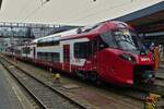 Triebzug 2411, Alstom Corodia Max, steht Abfahrtbereit im Bahnhof von Luxemburg, um die Strecke nach Diekirch zu bedienen.