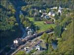 Eine hnliche Szene vom Aussichtspunkt Hockslay aus gesehen: Der IR 3714 Luxembourg - Troisvierges verlsst am 01.10.2012 den Bahnhof von Kautenbach.