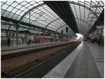 Bahnhofe/1408/glasdach-ueber-den-geleisen-des-spandauer Glasdach ber den Geleisen des Spandauer Bahnhofes in Berlin. (07/2005)