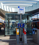Transfer zu NS bzw. umgekehrt zu Arriva/Breng (Overstappen naar NS of vice versa naar Arriva/Breng) am Bahnsteig 6/7 im Bahnhof Arnhem Centraal (Arnheim Hbf) am 29 April 2025. 

Hier muss man mit seiner Debitkarte, OV-Chipkarte oder Ticket ein- und auschecken, wenn man zwischen den Zügen der Betreiber NS und der Arriva/Breng wechselt. 
