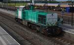 Lineas, ex-IRP 275 634/2201 durchfahrt am 27 April 2026 Lage Zwaluwe und wird mit ein Notschüss von die Bahnhofstreppe fotografiert.