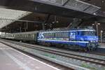 RFO 1831 steht am 27 April 2026 vor ein Sonderzug in Rotterdam während ein Sonderfahrt. Die Lok hat Jubiläumsfarben bekommen anlasslich das 95.Jahresjubiläum der NVBS (Nederlandse Vereniging van Belangstellenden voor het Spoor- en Tramwezen).