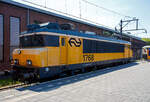 Die Nez-cassés NS 1768  Akkrum  (NL-NS 91 84 1560768-1) am 29 April 2025 im Het Spoorwegmuseum (bis 2005 NSM - Nederlands Spoorwegmuseum / Niederländischen Eisenbahnmuseum) in Utrecht im Bahnhof Maliebaan.

Die Elektrolokomotive wurde 1993 GEC-Alsthom (ab 1998 Alstom S.A.) in Belfort (Frankreich) gebaut und an die NS - Nederlandse Spoorwegen N.V. (Niederländische Eisenbahnen AG) geliefert. Im Frühjahr 2020 wurde die Lokomotive 1768 an das Niederländische Eisenbahnmuseum abgegeben.

Die neuen Lokomotiven der Baureihe 1700 wurden zwischen Februar 1992 und April 1994 in Betrieb genommen. Die Lokomotiven mit der Achsfolge B’B’ basieren auf der Baureihe BB 7200 der französischen Eisenbahngesellschaft SNCF. Damit gehören sie zu den Nez-cassés-Lokomotiven. Sie sind eine modifizierte Version der NS-Baureihe 1600, optisch sind die Lokomotiven nahezu identisch mit ihrem Vorgängermodell. Technisch unterscheiden sie sich jedoch. Dies liegt vor allem an der Steuerung des Hochspannungssystems. 

Die Lokomotiven waren ursprünglich für den Einsatz mit den neuen DD-AR - Dubbeldeks-AggloRegiomaterieel (Doppelstock-Agglomeration-Regionalzüge) vorgesehen. Zu diesem Zweck wurden sie an einem Ende mit einer automatischen Kupplung ausgestattet. Nachdem die Doppelstockwagen nach fünf Jahren eigene Triebköpfe erhielten und so als DDM fuhren, wurden die Lokomotiven der Baureihe 1700 wieder zu eigenständigen Lokomotiven umgebaut. Sie wurden im regulären Personenverkehr mit gezogenen Wagen eingesetzt und ersetzen die älteren Lokomotiven der Baureihen 1100, 1200 und 1300. Die Lokomotiven waren auch bis zum 9. Dezember 2023 vor den Intercity-Zügen zwischen Amsterdam und Berlin auf dem niederländischen Abschnitt bis zum Grenzbahnhof Bad Bentheim im Einsatz.

Geschichte:
Ende 1988 beschloss die damalige Geschäftsleitung, neue Doppelstockwagen zu bestellen, die Ähnlichkeiten mit den DDM-1-Wagen aufwiesen. Da die Entwicklung der gewünschten Triebwagen zu lange dauern würde, wurde eine neue Lokomotive gesucht. Die NS (Niederländische Eisenbahnen) wünschten sich eine verbesserte Version der Baureihe 1600. Alsthom stellte den Bau dieser Lokomotivreihe jedoch zu diesem Zeitpunkt ein und konzentrierte sich auf die Entwicklung eines neuen Lokomotivkastentyps. Die ersten Lokomotiven der Baureihe BB 26000 befanden sich zu diesem Zeitpunkt für die SNCF im Bau. Alsthom bot der NS eine verbesserte Version der Baureihe 1600 an, die als Baureihe 1700 bekannt wurde. Die in der Baureihe 1600 verwendete Technologie war zu diesem Zeitpunkt bereits veraltet und die Entwicklung der Leistungselektronik schritt schnell voran. Im Vergleich zur Baureihe 1600 gibt es insgesamt 190 Änderungen und Verbesserungen. 

Diese Bestellung umfasste 38 Lokomotiven. Anfang 1991 folgte eine Bestellung über weitere 43 Lokomotiven, sodass die Gesamtzahl der Lokomotiven 81 betrug. Die Folgebestellung fiel zeitlich mit der dritten Bestellung für Doppelstockwagen zusammen. Die Lokomotive 1701 wurde am 20. Dezember 1991 in Tilburg angeliefert und am 4. Februar 1992 in Betrieb genommen. Die letzte Lokomotive, die eintraf, war die Lokomotive 1781, die am 8. März 1994 eintraf und am 19. April 1994 in Betrieb genommen wurde. Aufgrund der schnelleren Lieferung der Lokomotiven im Vergleich zu den Wagen wurde beschlossen, die automatischen Kupplungen der Lokomotiven 1735–1741 zu entfernen und sie im Güterverkehr einzusetzen. Sie bedienten auch Personenzüge zwischen Den Haag und Venlo. Im Februar 1994 wurden die ersten Lokomotiven aus diesem Dienst herausgenommen und für den Betrieb der DD-AR-Wagen umgerüstet. 

Technik:
Die Baureihe ist optisch nahezu identisch mit den Lokomotiven der Baureihe 1600. Technisch unterscheiden sich die Lokomotiven in einigen Punkten. Ein Beispiel ist die Thyristor-Chopper-Steuerung mit einer festen Frequenz von 300 Hz. Darüber hinaus sind die Lokomotiven der Baureihe 1700 mit einem leiseren Knorr-Schraubenverdichter ausgestattet, während die meisten Lokomotiven der Baureihe 1600 mit einem Vierzylinder-Kolbenkompressor von Westinghouse ausgestattet sind. Auch besitzen sie eine neuere Version der ATB-Zugbeeinflussung (Version 4 statt 3).

Die Wendezugsteuerung der ICRm-Steuerwagen ist nur mit den 1700 nutzbar. Die Vielfachsteuerung der Baureihe 1700 ermöglicht das Kuppeln für Doppeltraktion untereinander oder mit mDDM, nicht jedoch mit den Lokomotiven der Reihen 1600/1800. Obwohl bei den Niederländischen Eisenbahnen Rechtsverkehr herrscht, sitzt der Triebfahrzeugführer wie bei den SNCF-Lokomotiven auf der linken Seite.

Die Lokomotiven sind 17,64 Meter lang, der Achsstand der Drehgestelle beträgt 2,80 Meter. Das Gesamtgewicht beträgt 86 Tonnen. Durch die vier Achsen beträgt die Achslast 21,5 Tonnen. Jedes Drehgestell ist mit einem Fahrmotor mit Hohlwelle des Typs Alstom TAB 674 C4 ausgerüstet. Diese haben eine Dauerleistung von jeweils 2.270 kW (3.086 PS) bei einer Spannung von 1.000 Volt und treiben dann über Gelenkwellen und Achsgetriebe die Triebachsen an. Insgesamt können die Fahrmotoren eine Dauerleistung von 4.540 kW (6.172PS) bei einer Stromstärke von 3.600 Ampere entwickeln. Das Anlaufdrehmoment beträgt 280 kN. Die planmäßige Höchstgeschwindigkeit beträgt 140 km/h, technisch sind jedoch 180 km/h möglich, in Tests wurden sogar 200 km/h erreicht. Als eigenständige Lokomotive (Lz) dürfen sie 120 km/h fahren. Die Lokomotiven sind mit einem Schraubenkompressor mit Zweikammer-Lufttrockner vom Typ ausgestattet, der eine Leistung von 100 l/min hat. Die Lokomotive verfügt über zwei statische Umrichter im 72-Volt-Niederspannungsnetz. Der erste mit 40 kW versorgt die Lüftermotoren, die Ölumwälzpumpe sowie die Heizung für BSI-Kupplung, Signalhörner und Frontfenster. Der zweite mit 5 kW liefert den Steuerstrom, die Batterieladung und die Beleuchtung. Der Einbau eines zweiten Umrichters ist darauf zurückzuführen, dass die Batterien bei einer Serie 1600 oft schlecht geladen wurden und die Serie 1700 zudem zusätzliche Verbraucher in Form der EP-Bremse und der Kupplungsheizung hat.

Auf dem Dach sind zwei Faiveley-Stromabnehmer mit Doppelschleifstücken montiert.

TECHNISCHE DATEN:
Hersteller: GEC-Alsthom
Gebaute Anzahl: 81 (Serie 1701–1781)
Spurweite: 1.435 mm (Normalspur)
Achsformel: B’B’ (1 Motor/Drehgestell)
Länge über Puffer: 17.640 mm
Drehzapfenabstand: 9.694 mm
Achsabstand im Drehgestell: 2.800 mm
Treibraddurchmesser: 1.250 mm (neu) / 1.180 mm (abgenutzt)
Dienstgewicht: 86,0 t
Radsatzfahrmasse: 21,5 t
Höchstgeschwindigkeit: 180 km/h (in der Praxis 140 km/h)
Dauerleistung:  2 x 2.270 kW = 4.540 kW (2 x 3.086 PD = 6.172 PS)
Stundenleistung: 5.100 kW (6.934 PS)
Anfahrzugkraft: 260 kN
Dauerzugkraft: 88 KN
Stromsystem: 1,5 kV DC
Kleister befahrbarer Gleisbogen: R=50 m (R 100 m im Zugverband)

Quellen: Somda RailWiki.nl, Het Spoorwegmuseum, nmld.nl, Anschriften, Wikipedia (D und NL)
Stand/Überarbeitung: Oktober 2025
