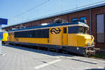 Die Nez-cassés NS 1768  Akkrum  (NL-NS 91 84 1560768-1) am 29 April 2025 im Het Spoorwegmuseum (bis 2005 NSM - Nederlands Spoorwegmuseum / Niederländischen Eisenbahnmuseum) in Utrecht im Bahnhof Maliebaan.

Die Elektrolokomotive wurde 1993 GEC-Alsthom (ab 1998 Alstom S.A.) in Belfort (Frankreich) gebaut und an die NS - Nederlandse Spoorwegen N.V. (Niederländische Eisenbahnen AG) geliefert. Im Frühjahr 2020 wurde die Lokomotive 1768 an das Niederländische Eisenbahnmuseum abgegeben.

Die neuen Lokomotiven der Baureihe 1700 wurden zwischen Februar 1992 und April 1994 in Betrieb genommen. Die Lokomotiven mit der Achsfolge B’B’ basieren auf der Baureihe BB 7200 der französischen Eisenbahngesellschaft SNCF. Damit gehören sie zu den Nez-cassés-Lokomotiven. Sie sind eine modifizierte Version der NS-Baureihe 1600, optisch sind die Lokomotiven nahezu identisch mit ihrem Vorgängermodell. Technisch unterscheiden sie sich jedoch. Dies liegt vor allem an der Steuerung des Hochspannungssystems. 

Die Lokomotiven waren ursprünglich für den Einsatz mit den neuen DD-AR - Dubbeldeks-AggloRegiomaterieel (Doppelstock-Agglomeration-Regionalzüge) vorgesehen. Zu diesem Zweck wurden sie an einem Ende mit einer automatischen Kupplung ausgestattet. Nachdem die Doppelstockwagen nach fünf Jahren eigene Triebköpfe erhielten und so als DDM fuhren, wurden die Lokomotiven der Baureihe 1700 wieder zu eigenständigen Lokomotiven umgebaut. Sie wurden im regulären Personenverkehr mit gezogenen Wagen eingesetzt und ersetzen die älteren Lokomotiven der Baureihen 1100, 1200 und 1300. Die Lokomotiven waren auch bis zum 9. Dezember 2023 vor den Intercity-Zügen zwischen Amsterdam und Berlin auf dem niederländischen Abschnitt bis zum Grenzbahnhof Bad Bentheim im Einsatz.

Geschichte:
Ende 1988 beschloss die damalige Geschäftsleitung, neue Doppelstockwagen zu bestellen, die Ähnlichkeiten mit den DDM-1-Wagen aufwiesen. Da die Entwicklung der gewünschten Triebwagen zu lange dauern würde, wurde eine neue Lokomotive gesucht. Die NS (Niederländische Eisenbahnen) wünschten sich eine verbesserte Version der Baureihe 1600. Alsthom stellte den Bau dieser Lokomotivreihe jedoch zu diesem Zeitpunkt ein und konzentrierte sich auf die Entwicklung eines neuen Lokomotivkastentyps. Die ersten Lokomotiven der Baureihe BB 26000 befanden sich zu diesem Zeitpunkt für die SNCF im Bau. Alsthom bot der NS eine verbesserte Version der Baureihe 1600 an, die als Baureihe 1700 bekannt wurde. Die in der Baureihe 1600 verwendete Technologie war zu diesem Zeitpunkt bereits veraltet und die Entwicklung der Leistungselektronik schritt schnell voran. Im Vergleich zur Baureihe 1600 gibt es insgesamt 190 Änderungen und Verbesserungen. 

Diese Bestellung umfasste 38 Lokomotiven. Anfang 1991 folgte eine Bestellung über weitere 43 Lokomotiven, sodass die Gesamtzahl der Lokomotiven 81 betrug. Die Folgebestellung fiel zeitlich mit der dritten Bestellung für Doppelstockwagen zusammen. Die Lokomotive 1701 wurde am 20. Dezember 1991 in Tilburg angeliefert und am 4. Februar 1992 in Betrieb genommen. Die letzte Lokomotive, die eintraf, war die Lokomotive 1781, die am 8. März 1994 eintraf und am 19. April 1994 in Betrieb genommen wurde. Aufgrund der schnelleren Lieferung der Lokomotiven im Vergleich zu den Wagen wurde beschlossen, die automatischen Kupplungen der Lokomotiven 1735–1741 zu entfernen und sie im Güterverkehr einzusetzen. Sie bedienten auch Personenzüge zwischen Den Haag und Venlo. Im Februar 1994 wurden die ersten Lokomotiven aus diesem Dienst herausgenommen und für den Betrieb der DD-AR-Wagen umgerüstet. 

Technik:
Die Baureihe ist optisch nahezu identisch mit den Lokomotiven der Baureihe 1600. Technisch unterscheiden sich die Lokomotiven in einigen Punkten. Ein Beispiel ist die Thyristor-Chopper-Steuerung mit einer festen Frequenz von 300 Hz. Darüber hinaus sind die Lokomotiven der Baureihe 1700 mit einem leiseren Knorr-Schraubenverdichter ausgestattet, während die meisten Lokomotiven der Baureihe 1600 mit einem Vierzylinder-Kolbenkompressor von Westinghouse ausgestattet sind. Auch besitzen sie eine neuere Version der ATB-Zugbeeinflussung (Version 4 statt 3).

Die Wendezugsteuerung der ICRm-Steuerwagen ist nur mit den 1700 nutzbar. Die Vielfachsteuerung der Baureihe 1700 ermöglicht das Kuppeln für Doppeltraktion untereinander oder mit mDDM, nicht jedoch mit den Lokomotiven der Reihen 1600/1800. Obwohl bei den Niederländischen Eisenbahnen Rechtsverkehr herrscht, sitzt der Triebfahrzeugführer wie bei den SNCF-Lokomotiven auf der linken Seite.

Die Lokomotiven sind 17,64 Meter lang, der Achsstand der Drehgestelle beträgt 2,80 Meter. Das Gesamtgewicht beträgt 86 Tonnen. Durch die vier Achsen beträgt die Achslast 21,5 Tonnen. Jedes Drehgestell ist mit einem Fahrmotor mit Hohlwelle des Typs Alstom TAB 674 C4 ausgerüstet. Diese haben eine Dauerleistung von jeweils 2.270 kW (3.086 PS) bei einer Spannung von 1.000 Volt und treiben dann über Gelenkwellen und Achsgetriebe die Triebachsen an. Insgesamt können die Fahrmotoren eine Dauerleistung von 4.540 kW (6.172PS) bei einer Stromstärke von 3.600 Ampere entwickeln. Das Anlaufdrehmoment beträgt 280 kN. Die planmäßige Höchstgeschwindigkeit beträgt 140 km/h, technisch sind jedoch 180 km/h möglich, in Tests wurden sogar 200 km/h erreicht. Als eigenständige Lokomotive (Lz) dürfen sie 120 km/h fahren. Die Lokomotiven sind mit einem Schraubenkompressor mit Zweikammer-Lufttrockner vom Typ ausgestattet, der eine Leistung von 100 l/min hat. Die Lokomotive verfügt über zwei statische Umrichter im 72-Volt-Niederspannungsnetz. Der erste mit 40 kW versorgt die Lüftermotoren, die Ölumwälzpumpe sowie die Heizung für BSI-Kupplung, Signalhörner und Frontfenster. Der zweite mit 5 kW liefert den Steuerstrom, die Batterieladung und die Beleuchtung. Der Einbau eines zweiten Umrichters ist darauf zurückzuführen, dass die Batterien bei einer Serie 1600 oft schlecht geladen wurden und die Serie 1700 zudem zusätzliche Verbraucher in Form der EP-Bremse und der Kupplungsheizung hat.

Auf dem Dach sind zwei Faiveley-Stromabnehmer mit Doppelschleifstücken montiert.

TECHNISCHE DATEN:
Hersteller: GEC-Alsthom
Gebaute Anzahl: 81 (Serie 1701–1781)
Spurweite: 1.435 mm (Normalspur)
Achsformel: B’B’ (1 Motor/Drehgestell)
Länge über Puffer: 17.640 mm
Drehzapfenabstand: 9.694 mm
Achsabstand im Drehgestell: 2.800 mm
Treibraddurchmesser: 1.250 mm (neu) / 1.180 mm (abgenutzt)
Dienstgewicht: 86,0 t
Radsatzfahrmasse: 21,5 t
Höchstgeschwindigkeit: 180 km/h (in der Praxis 140 km/h)
Dauerleistung:  2 x 2.270 kW = 4.540 kW (2 x 3.086 PD = 6.172 PS)
Stundenleistung: 5.100 kW (6.934 PS)
Anfahrzugkraft: 260 kN
Dauerzugkraft: 88 KN
Stromsystem: 1,5 kV DC
Kleister befahrbarer Gleisbogen: R=50 m (R 100 m im Zugverband)

Quellen: Somda RailWiki.nl, Het Spoorwegmuseum, nmld.nl, Anschriften, Wikipedia (D und NL)
Stand/Überarbeitung: Oktober 2025
