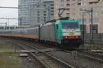 NMBS 2810 treft mit der IC-Benelux nach Bruxelles-MNidi am trüben 11 Februar 2024 in Breda ein.