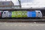 Seitenblick auf Lineas 186 295 in halber Regenbogen Design in Roosendaal am 23 Juli 2026.