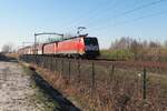 DBC 189 044 zieht am Abend von 8 März 2022 ein Kohlezug durch Tilburg-Reeshof.