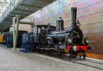 Die Dampflokomotive HSM 89  Nestor , spter NS № 1010 (NS-Baureihe 1000) am 24 Juni 2025 im Het Spoorwegmuseum (bis 2005 NSM - Nederlands Spoorwegmuseum / Niederlndischen Eisenbahnmuseum) in Utrecht im ehemaligen Bahnhof Maliebaan.   

Die Dampflok wurde 1879 von Borsig in Berlijn-Tegel unter der Fabriknummer 3730 gebaut und an die damalige HSM - Hollandsche IJzeren Spoorweg-Maatschappij (Hollndische Eisenbahn-Gesellschaft) geliefert, 1880 erfolgte die Inbetriebnahme.

HSM 89  Nestor  ist eine niederlndische 1B (2-4-0) Tenderlokomotive, die vom Niederlndischen Nationalbahnmuseum erhalten wurde. 29 seiner Art wurden fr den NS-Vorgnger Hollandsche IJzeren Spoorwegmaatschappij (HSM) gebaut.

In den frhen Tagen war die HSM die einzige Eisenbahngesellschaft in den Niederlanden, die ihren Lokomotiven immer einen Namen sowie eine Nummer gab. Der Nestor zum Beispiel wurde auch die Zahl 89 zugewiesen. Trotz der Tatsache, dass es immer als  Der Nestor  bezeichnet wurde, zeigt das Namensschild nur  Nestor . Diese Serie von Lokomotiven wurde  Tenners  genannt, weil sie mit Dampfdruck in Hhe von 10 Atmosphren umgehen konnten. Ein bemerkenswertes Merkmal dieser Lokomotivserie ist, dass der Fhrerstand der aus Holz und nicht aus Metall besteht. Ihre Lokfhrer und Heizer wurden daher manchmal  Woonwagenbewoners  genannt, was ungefhr  Caravan-Bewohner  bedeutet. Metallstangen, die als Schienenwchter bekannt sind, wurden an der Vorderseite der Rahmenplatten befestigt. Der Lokfhrer konnte Besen zu diesen Wachen montieren, um die Schienen unter verschneiten Bedingungen zu rumen. Wie alle Lokomotiven hat der Nestor auch Fetttpfe montiert. Diese Tpfe wren mit Fett und Garn gefllt oder gefhlt, um die Achsen zu schmieren.

HSM
Mit dem Ausbau einer Eisenbahnlinie und der Erffnung einer weiteren 1879 wurde die Notwendigkeit, ihre Sammlung von Lokomotiven zu erweitern, deutlich und bestellte 29 dieser Maschinen in Borsig. Sie waren 74-82, 89-98 und 116-125 nummeriert, weil die HSM Lokomotiven anhand des Empfangsauftrags nummerierte. Die Serie hie EOS - JORDAENS, die Namen von 74 und 125. Trotz der Namensschilder, die nur einen Namen haben, wurden sie in der Sprache immer als Der Name bezeichnet (z. B.  Der Nestor  statt  Nestor ).

Bei ihrer Ankunft erhielten verschiedene ltere Lokomotiven weniger wichtige Arbeiten, die noch ltere Lokomotiven aus dem Dienst zogen. Mit der Ankunft neuer Sharp Stewart-Lokomotiven im Jahr 1890 wurden die EOS - JORDAENS auf sekundre, weniger wichtige Aufgaben reduziert, wie sie es zuvor bei lteren Lokomotiven getan hatten. Sie arbeiteten in den Depots Almelo, Amsterdamer Hauptbahnhof, Apeldoorn, Haarlem und Zutphen und den meisten groen Stationen entlang einer Linie nach Osten nach Westen mitten im Land. Spter verteilten sie sich noch mehr auf andere HSM-Depots, die immer mehr auf Rangierarbeiten reduziert wurden.

NS
Bedingt durch den Ersten Weltkrieg wurde 1917 eine Zweckgemeinschaft der unabhngigen Eisenbahngesellschaften HSM beziehungsweise HIJSM (Hollandsche IJzeren Spoorweg-Maatschappij) und SS (Maatschappij tot Exploitatie van Staatsspoorwegen) gegrndet. Die beiden Gesellschaften errichteten einen gemeinsamen Bahnbetrieb, blieben aber rechtlich unabhngig. Dies nderte sich 1938, als HIJSM und SS vollstndig fusionierten und in der AG NS (Nederlandse Spoorwegen, frher Nederlandsche Spoorwegen geschrieben) aufgingen. Das Rollmaterial wurde bereits 1921 zusammengelegt, so wurden die EOS - JORDAENS zu NS 1001 - 1029 nummeriert. Die NS vergrerte auch die Fenster in der Kabine.

Bis 1923 befanden sich acht von ihnen am Hauptbahnhof Utrecht, der vor der Fusion ausschlielich Staatsspoorwegen-Gebiet war. Sie wurden ausschlielich zum Rangieren verwendet. In Amersfoort waren fnf weitere mit der gleichen Arbeit und in Winterswijk, vier, obwohl diese vier auch Zge zu einigen nahe gelegenen Bahnhfen fuhren. 1924 wurde jedoch die Mehrheit der NS-1000 in die westlichsten Depots, einschlielich Apeldoorn, verlegt.

Elf der Baureihe wurden 1921-1923 ausgemustert. Der NESTOR berlebte mit dem Rest bis 1934. In diesem Jahr schickte NS alle bis auf zwei, NS 1010 & 1011, auf den Schrottplatz. Ein Jahr spter folgte auch NS 1011. Obwohl der NESTOR (NS 1010) auch 1934 abgeschafft werden sollte, half die NVBS (Niederlndische Vereinigung der Interessenten in der Eisenbahn- und Straenbahnindustrie) dabei, sie fr das noch zu bauende niederlndische Eisenbahnmuseum zu erhalten, so dass sie in Boxtel gelagert wurde.

Die Lokomotive wurde zusammen mit anderen fr das Museum reservierten Rollmaterial ein paar Mal whrend des Zweiten Weltkriegs bewegt. 1944 war die NESTOR in Maastricht, dort wurde sie den zurckweichenden Deutschen schwer beschdigt (gesprengt). Als der Krieg endete, wurde die Maschine eine Weile in Almelo gelagert, immer noch schwer beschdigt. Erst 1953 erteilte die NS die Erlaubnis, sie zu reparieren. Die Reparatur wurde 1964 abgeschlossen. In diesem Jahr fuhr die Lokomotive die letzten 100 Meter alleine zum niederlndischen Eisenbahnmuseum, obwohl die ntige Energie mit Druckluft aus einem Diesel geliefert wurde.

Der NESTOR war die letzte NS-Lokomotive, die fr Museen restauriert wurde. Sie bekam ihren Look aus den 1880er Jahren, einschlielich der Holzkabine mit hohen Fenstern.

Im niederlndischen Eisenbahnmuseum ist NESTOR nicht der einzige Ex-NS 1010. Die Baunummer der Baureihe 1000 wurde spter fr Elektrolokomotiven verwendet, deren Zehnter ebenfalls erhalten blieb.

TECHNISCHE DATEN:
Typ: Schnelldampflok 
HSM-Serie: EOS - JORDAENS, ab 1921 NS 1001 - 1029
Spurweite: 1.435 mm (Normalspur)
Achsfolge: 1B (engl. 2-4-0)
Lnge ber Puffer: 14.160 mm (Lok 8.260 mm + Tender 5.900 mm)
Treibraddurchmesser: 1.860 mm (neu)
Hchstgeschwindigkeit: 90 km/h
Gesamtheizflche: 93,5 m
max. Dampfdruck: 10,3 kg/cm
Anzahl der Zylinder: 2 ( 406 mm x 558 mm Hub)
Eigengewicht: Lok 38,8 und Tender 25,1 t = 63,9 t
Anhngelast: 3560 kg
Wasservorrat: 9 m
Kohlevorrat: 3,6 t
