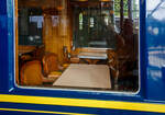 Ein kleiner Einblick von außen in den leider verschlossenen Speisewagen der Gattung WR, CIWL N° 4249 der «Blauwe Roemeen» (Blauer Rumäne), ex CIWLT 51 66 08-50 091-9 am 24 Juni 2025 im Het Spoorwegmuseum (bis 2005 NSM - Nederlands Spoorwegmuseum / Niederländischen Eisenbahnmuseum) in Utrecht im ehemaligen Bahnhof Maliebaan. 

Das Museum betrieb im Wagen kurzzeitig auch ein eigenes Museumsrestaurant. 