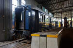 Der Speisewagen der Gattung WR, CIWL N° 4249 der «Blauwe Roemeen» (Blauer Rumäne), ex CIWLT 51 66 08-50 091-9 am 24 Juni 2025 im Het Spoorwegmuseum (bis 2005 NSM - Nederlands Spoorwegmuseum / Niederländischen Eisenbahnmuseum) in Utrecht im ehemaligen Bahnhof Maliebaan. Ein Eisenbahnmuseum das zum Verweilen einlädt.  

Der Wagen wurde 1943 von ASTRA Arad in Arad (Rumänien) gebaut und an die Compagnie Internationale des Wagons-Lits als Speisewagen CIWL N° 4249 geliefert. Er gehörte zu einer kleinen Serie von 8 Speisewagen mit Küche WR Serie 4242 – 4249. Für mich sehr erstaunlich das die CIWL auch während dem 2. Weltkrieg Wagen bauen ließ. Der WR (Wagon Restaurant) 4249 ist ein Beispiel für einen solchen Wagen. Wobei ASTRA-Arad (vom österreichischen Johann Weitzer 1891 als Tochtergesellschaft der Maschinen-, Waggonbau und Eisengießerei AG gegründet) bei der CIWL kein unbekannter Lieferant war. 

Diese Serie von 8 vierachsigen Speisewagen (C.I.W.L. 4242-4249) waren ursprünglich für den Einsatz auf rumänischen Eisenbahnstrecken vorgesehen. Die C.I.W.L. setzte die Wagen WR 4.242, 4.243 und 4.249 im September 1943 in Zügen der CFR ein. 

Nach dem Zweiten Weltkrieg wurden Ende 1948 die Speisewagen CIWL WR
4.245–4.249 von der CIWL-Gesellschaft bei den dänischen Eisenbahnen (DSB) eingesetzt. Hier waren die WR 4248 und 4249 bis 1954 in Betrieb und die WR 4245 bis 4247 bis 1963 in Betrieb. 1951 kamen auch die Speisewagen CIWL WR 4242 bis 4244 nach Dänemark und waren teilweise bis 1964 im Betrieb. So war im Zeitraum 1951–1954 die gesamte Serie von 8 von ASTRA-Arad gelieferten Speisewagen CIWL WR 4.242–4.249 auf den dänischen Eisenbahnstrecken im Einsatz.

Sie fuhren auf der Strecke Padborg (deutsch-dänische Grenze) – Odense – Nyborg (Großer Belt / Store Baelt) im Zug des „Nord Express“ der Paris mit Skandinavien auf der Strecke Paris Nord–Lüttich–Köln–Düsseldorf–Essen–Hamburg–Padborg–Odense–Nyborg–Kopenhagen (1.312 km) verband. Ein weiterer Einsatz war der Holland-Scandinavia Express.

Im Zeitraum 1973–1981 waren die Wagen der CIWL WR 4.242, 4.245, 4.246 und 4.247 bei den niederländischen Eisenbahnen (NS) im Einsatz, wo sie die Betriebsnummern 51 84 88-50 014-2 (CIWL WR 4242), 51 84 88-50 015-9 (CIWL WR 4245), 51 84 88-50 016-7 (CIWL WR 4246) und 51 84 88-50 017-5 (CIWL WR 4247) trugen. Sie waren Teil der internationalen Züge „Scandex“ (Hoek van Holland–Hannover) und „Nord-West-Express“. Teilweise waren sie auch in Zügen der Fähr- und Eisenbahnverbindung zwischen den Niederlanden und dem Vereinigten Königreich im Einsatz, aber auch im Northern Express, der Paris mit Sankt Petersburg verband. 

Heute sind noch 3 dieser 1943 von ASTRA Arad gebauten Speisewagen der Serie WR 4242 – 4249 vorhanden:
•	CIWL Nr. 4243 ist heute in der Schweiz bei Stiftung Museumsbahn SEHR&RS und als WR 51 85 08-30 120-8 CH-SEHR betriebsfähig.
•	CIWL Nr. 4247 ist seit 1998 im Dänischen Eisenbahnmuseum in Odense (Danmarks Jerbanemuseum, Odense). Übrigens ist der Geburtsort des Schriftstellers Hans Christian Andersen.
•	CIWL Nr. 4249 (ex CIWLT 51 66 08-50 091-9, heute 51 88 08-50 091-9) vermutlich seit den 1980er-Jahren im Niederländischen Eisenbahnmuseum (Het Nederlands Spoorweg Museum). Hier trägt er den Namen «Blauwe Roemeen» («Blauer Rumäne»). Das Museum betrieb im Wagen kurzzeitig auch ein eigenes Museumsrestaurant.

Die Wagen der CIWL-Reihe WR 4242–4249 waren identisch mit den Wagen der in Belgien von La Brugeoise et Nivelles (BN) 1939/40 gebauten CIWL-Reihe WR 4201–4218. Die Wagen hatten eine Länge über Puffer von 23.452 mm, einen Drehzapfenabstand von 16.000 mm, einen Achsanstand im Drehgestell von 2.500 mm, eine Fahrgestelllänge über die Plattformen von 22.200 mm, ein zulässiges Gesamtgewicht von 54,7 t, 46 Sitzplätze, eine Höchstgeschwindigkeit von 100 km/h (später nach Umbauten 140 km/h und später 160 km/h) und waren mit einer Westinghouse-Bremse kombiniert mit einer Handbremse ausgestattet. 

Da die Innenausstattung der WR 4242 bis 4249 während des Zweiten Weltkriegs gebaut wurde, sind diese etwas weniger prunkvoll als die Wagen der vorherigen Serie. Dennoch sind sie noch immer recht luxuriös.

TECHNISCHE DATEN:
Spurweite: 1.435 mm (Normalspur)
Anzahl der Achsen: 4 in zwei Drehgestellen
Länge über Puffer: 23.452 mm
Drehzapfenabstand: 16.000 mm
Achsabstand im Drehgestell: 2.500 mm
Eigengewicht: 54 t
Höchstgeschwindigkeit: 160 km/h (ursprünglich 140 km/h)
Sitzplätze: 46 
Besonderheit: eingebaute Küche
