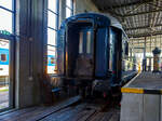 Der Speisewagen der Gattung WR, CIWL N° 4249 der «Blauwe Roemeen» (Blauer Rumäne), ex CIWLT 51 66 08-50 091-9 am 29 April 2025 im Het Spoorwegmuseum (bis 2005 NSM - Nederlands Spoorwegmuseum / Niederländischen Eisenbahnmuseum) in Utrecht im ehemaligen Bahnhof Maliebaan. Ein Eisenbahnmuseum das zum Verweilen einlädt, leider fehlte uns dieses Mal die Zeit dafür.  

Der Wagen wurde 1943 von ASTRA Arad in Arad (Rumänien) gebaut und an die Compagnie Internationale des Wagons-Lits als Speisewagen CIWL N° 4249 geliefert. Er gehörte zu einer kleinen Serie von 8 Speisewagen mit Küche WR Serie 4242 – 4249. Für mich sehr erstaunlich das die CIWL auch während dem 2. Weltkrieg Wagen bauen ließ. Der WR (Wagon Restaurant) 4249 ist ein Beispiel für einen solchen Wagen. Wobei ASTRA-Arad (vom österreichischen Johann Weitzer 1891 als Tochtergesellschaft der Maschinen-, Waggonbau und Eisengießerei AG gegründet) bei der CIWL kein unbekannter Lieferant war. 

Diese Serie von 8 vierachsigen Speisewagen (C.I.W.L. 4242-4249) waren ursprünglich für den Einsatz auf rumänischen Eisenbahnstrecken vorgesehen. Die C.I.W.L. setzte die Wagen WR 4.242, 4.243 und 4.249 im September 1943 in Zügen der CFR ein. 

Nach dem Zweiten Weltkrieg wurden Ende 1948 die Speisewagen CIWL WR
4.245–4.249 von der CIWL-Gesellschaft bei den dänischen Eisenbahnen (DSB) eingesetzt. Hier waren die WR 4248 und 4249 bis 1954 in Betrieb und die WR 4245 bis 4247 bis 1963 in Betrieb. 1951 kamen auch die Speisewagen CIWL WR 4242 bis 4244 nach Dänemark und waren teilweise bis 1964 im Betrieb. So war im Zeitraum 1951–1954 die gesamte Serie von 8 von ASTRA-Arad gelieferten Speisewagen CIWL WR 4.242–4.249 auf den dänischen Eisenbahnstrecken im Einsatz.

Sie fuhren auf der Strecke Padborg (deutsch-dänische Grenze) – Odense – Nyborg (Großer Belt / Store Baelt) im Zug des „Nord Express“ der Paris mit Skandinavien auf der Strecke Paris Nord–Lüttich–Köln–Düsseldorf–Essen–Hamburg–Padborg–Odense–Nyborg–Kopenhagen (1.312 km) verband. Ein weiterer Einsatz war der Holland-Scandinavia Express.

Im Zeitraum 1973–1981 waren die Wagen der CIWL WR 4.242, 4.245, 4.246 und 4.247 bei den niederländischen Eisenbahnen (NS) im Einsatz, wo sie die Betriebsnummern 51 84 88-50 014-2 (CIWL WR 4242), 51 84 88-50 015-9 (CIWL WR 4245), 51 84 88-50 016-7 (CIWL WR 4246) und 51 84 88-50 017-5 (CIWL WR 4247) trugen. Sie waren Teil der internationalen Züge „Scandex“ (Hoek van Holland–Hannover) und „Nord-West-Express“. Teilweise waren sie auch in Zügen der Fähr- und Eisenbahnverbindung zwischen den Niederlanden und dem Vereinigten Königreich im Einsatz, aber auch im Northern Express, der Paris mit Sankt Petersburg verband. 

Heute sind noch 3 dieser 1943 von ASTRA Arad gebauten Speisewagen der Serie WR 4242 – 4249 vorhanden:
•	CIWL Nr. 4243 ist heute in der Schweiz bei Stiftung Museumsbahn SEHR&RS und als WR 51 85 08-30 120-8 CH-SEHR betriebsfähig.
•	CIWL Nr. 4247 ist seit 1998 im Dänischen Eisenbahnmuseum in Odense (Danmarks Jerbanemuseum, Odense). Übrigens ist der Geburtsort des Schriftstellers Hans Christian Andersen.
•	CIWL Nr. 4249 (ex CIWLT 51 66 08-50 091-9, heute 51 88 08-50 091-9) vermutlich seit den 1980er-Jahren im Niederländischen Eisenbahnmuseum (Het Nederlands Spoorweg Museum). Hier trägt er den Namen «Blauwe Roemeen» («Blauer Rumäne»). Das Museum betrieb im Wagen kurzzeitig auch ein eigenes Museumsrestaurant.

Die Wagen der CIWL-Reihe WR 4242–4249 waren identisch mit den Wagen der in Belgien von La Brugeoise et Nivelles (BN) 1939/40 gebauten CIWL-Reihe WR 4201–4218. Die Wagen hatten eine Länge über Puffer von 23.452 mm, einen Drehzapfenabstand von 16.000 mm, einen Achsanstand im Drehgestell von 2.500 mm, eine Fahrgestelllänge über die Plattformen von 22.200 mm, ein zulässiges Gesamtgewicht von 54,7 t, 46 Sitzplätze, eine Höchstgeschwindigkeit von 100 km/h (später nach Umbauten 140 km/h und später 160 km/h) und waren mit einer Westinghouse-Bremse kombiniert mit einer Handbremse ausgestattet. 

Da die Innenausstattung der WR 4242 bis 4249 während des Zweiten Weltkriegs gebaut wurde, sind diese etwas weniger prunkvoll als die Wagen der vorherigen Serie. Dennoch sind sie noch immer recht luxuriös.

TECHNISCHE DATEN:
Spurweite: 1.435 mm (Normalspur)
Anzahl der Achsen: 4 in zwei Drehgestellen
Länge über Puffer: 23.452 mm
Drehzapfenabstand: 16.000 mm
Achsabstand im Drehgestell: 2.500 mm
Eigengewicht: 54 t
Höchstgeschwindigkeit: 160 km/h (ursprünglich 140 km/h)
Sitzplätze: 46 
Besonderheit: eingebaute Küche
