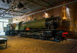Die WD 73755 „Longmoor“, spätere NS 5085 (NS-Baureihe 5000), eine Dampflokomotive vom Typ WD Austerität 2-10-0 / LMR 600 Gordon, gekuppelt mit einem vierachsigen Tender, am 29 April 2025 im Het Spoorwegmuseum (bis 2005 NSM - Nederlands Spoorwegmuseum / Niederländischen Eisenbahnmuseum) in Utrecht im ehemaligen Bahnhof Maliebaan.  

Die 73755 wurde 1945 unter der NBL-Fabriknummer 25601 gebaut und als WD 3755 an die British War Department (WD) fürs Longmoor Military Railway Corps geliefert, später sie in WD 73755 umgezeichnet. Sie eine von 150 WD-Austerität 2-10-0, die alle von der North British Locomotive Company in Glasgow (GB) gebaut wurden. Sie war die 1000te britische Dampflokomotive, die zur Unterstützung der britischen Armee aufs europäische Festland nach Frankreich verschifft wurde. Nach ihren ereignisreichen Reisen mit den Alliierten wurden 60 Lokomotiven von der NS 1946 geleast. Weitere 43 kamen im Juni hinzu. 1947 gingen sie in den Besitz der NS über, die die Lokomotive übernahm, die diese als Baureihe/Serie 5000 einreihte (NS 5001 bis 5103). So wurde aus dieser die NS 5085. Die letzten Lokomotiven dieser Baureihe wurden 1952 außer Dienst gestellt.

Die NS 5000 war eine Reihe von Dampflokomotiven der NS - Nederlandse Spoorwegen (Niederländischen Staatsbahnen, heute Niederländische Eisenbahnen AG), die vom British War Department (WD) übernommen wurden. Sie hatten den Spitznamen „Grote Jeep“ (Großer Jeep).

Die Lokomotiven mit der Radanordnung 1'E (2-10-0) wurden zwischen 1943 und 1945 von der North British Locomotive Company in Glasgow für das britische Kriegsministerium gebaut, um Waren zur britischen Armee während des Krieges gegen Nazi-Deutschland im westeuropäischen Festland zu transportieren. 

Die britische Armee gründete ein separates Eisenbahnkorps, das Longmoor Military Railway Corps. Dieses Regiment war für den Betrieb von Militärzügen in befreiten Gebieten verantwortlich. Während des Zweiten Weltkriegs gab das britische Kriegsministerium eine große Anzahl dieser Lokomotiven in Auftrag, die die Invasionsarmee begleiteten. Zwei Serien wurden von der North British Locomotive Company gebaut. Die erste Lieferung von 100 Lokomotiven wurde 1943/1944 eingeführt, die zweite Lieferung von 50 Lokomotiven 1945. Ihre WD-Nummern waren 3650–3749 (später 73650–73749) und 73750–73799. Zunächst wurden sie in England eingesetzt, waren aber aufgrund ihrer Länge weniger geeignet. Die meisten wurden erst nach dem D-Day bei der britischen Armee in Frankreich in Dienst gestellt. Nach dem Krieg war der Großteil der Loks in den Niederlanden.

Die Loks mit der geringen Achslast von 13,7 Tonnen machte sie sehr geeignet für den Betrieb auf provisorischen oder reparierten Bahnstrecken. Während der britischen Besatzung wurden mehrere Lokomotiven in Gebieten südlich der Niederlande eingesetzt. Um den Oktober 1945 wurden die Loks außer Betrieb genommen und eingelagert.

Um den Eisenbahnverkehr nach der deutschen Kapitulation im Mai 1945 in Gang zu bringen, wurde die Klasse anstelle von niederländischen heimischen Dampfloks eingesetzt, die während des Krieges zerstört oder beschädigt wurden. Anfang 1946 wurde beschlossen, dass die NS etwa sechzig Lokomotiven als NS 5001-5060 für den Zugdienst anschaffen würde. Später wurde diese Zahl um weitere 43 Lokomotiven ergänzt, so dass die Baureihe NS 5001-5103 entstand.

Die NS senkte den Dampfdruck bald von 15,8 kg/cm² 225 psi auf 12 kg/cm² (170 psi) und machte die Schornsteine länger, um den Rauch aus dem Sichtfeld des Lokführers zu bringen. Zudem wurde das Führerhaus umgebaut und eine verbesserte Tenderkupplung angebaut. Diese Lokomotiven wurden bereits zwischen 1948 und 1952 wieder aus dem Dienst genommen. Die NS setzte schon früh auf Diesel- und Elektroantrieb. Da wurden für die Deutsche Bundesbahn noch neue Dampfloks gebaut, die letzte 1959 mit der bei Jung (Jungenthal) mit der Fabriknummer 13113 die 23 105. 

An die 1.000th gebaute Lokomotive, die nach Kontinentaleuropa verschifft wurde, wird erinnert. Diese Lokomotive mit dem Namen  Longmoor   wurde im Niederländischen Eisenbahnmuseum in Utrecht erhalten und in die Kriegsabteilung mit der Nummer WD 73755 zurückversetzt. Als Werbung erhielt sie den Namen Longmoor.

Das Longmoor Military Railway Corps wurde 1968 aufgelöst.

TECHNISCHE DATEN:
Hersteller: North British Locomotive Company, Glasgow (GB)
Anzahl bei der NS:103
Nummerierung: NS 5001-5103
Außer Dienststellung:  1948-1952
Spurweite: 1.435 mm (Normalspur)
Achsfolge: 1'E (engl. 2-10-0) 
Länge über Puffer: 20.580 mm (Lok 12.600 mm + Tender 7.980 mm)
Treibraddurchmesser: 1.435 mm (neu)
Laufraddurchmesser: 838 mm (neu)
Höchstgeschwindigkeit: 65 km/h (40 mph)
Gesamtheizfläche: 215,3 m²
max. Dampfdruck: 15,8 kg/cm² (225 psi) später 12 kg/cm² (170 psi)
Anzahl der Zylinder: 2 außenliegend (Ø 457 mm x 660 mm Hub)
Steuerung: Walschaerts (entspr. Heusinger)
Dienstgewicht: Lok 79,6 und Tender 56,4 t = 136 t
Anfahrzugkraft: 152,20 kN, später mit 12 bar Dampfdruck 95.12 kN
Wasservorrat: 22,7 m³
Kohlevorrat: 9,1 t

Quellen: Het Spoorwegmuseum, nmld.nl und Wikipedia (NL und GB)
Stand/Überarbeitung: September 2025

