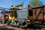 Die Kranlok/Kraansik NS 362K, eine Dieselelektrische-Rangierlokomotive mit hydraulischen Teleskopkran der NS-Serie 200/300 „Sik“ (Baureihe), am 29 April 2025 im Het Spoorwegmuseum (bis 2005 NSM - Nederlands Spoorwegmuseum / Niederländischen Eisenbahnmuseum) in Utrecht im ehemaligen Bahnhof Maliebaan. 

Die diesel-elektrische Rangierlokomotive der NS-Serie 200 „Sik“ der 6. und letzten Bauserie wurde 1951 von Werkspoor NV in Amsterdam unter der Fabriknummer 899 gebaut und an die NS geliefert. 1974 wurde die Rangierlokomotive zur NS 362 K umgebaut und erhielt den HIAB hydraulischen Teleskopkran. Im Zuge einer Umverteilung (1997) nach der Privatisierung der NS wurde die Lokomotive 362 der Strukton-Gruppe zugeteilt. 2001 übergab Strukton sie an NedTrain, die sie 2004 dem Eisenbahnmuseum als Leihgabe überließ.

Die Rangierlokomotiven NS-Serie 200/300 „Sik“:
Die NS-Lokomotiven der Baureihe 200 (auch Sik genannt) sind überwiegend von Werkspoor gebaute Lokomotiven, die bei den Niederländischen Eisenbahnen häufig zum Rangieren von Güterwagen und zum Ziehen kurzer Güterzüge eingesetzt wurden. Diese Lokomotiven kamen auch auf verschiedenen privaten Bahnen zum Einsatz.

Diese Lokomotiven wurden zwischen 1934 und 1940 sowie zwischen 1949 und 1951 in 6 Bauserien gebaut und trugen ursprünglich den Namen „Groote Sik“ (Große Sik). Anfangs waren die Siks grün lackiert, ab den 1970er Jahren wurde daraus die gelbgraue NS-Lackierung. Ab 2008 wurden fast alle Lokomotiven außer Dienst gestellt, da sie aufgrund fehlender Not-Aus-Systeme nach Arbeitsschutzstandards als unsicher eingestuft wurden. Einige Exemplare sind noch heute in Museen im Einsatz.

Technik:
Nach der erfolgreichen Einführung der  Ursik  ( Oersik ) ging man daran, einen weiterentwickelten, leistungsstärkeren Typ zu schaffen. Während die Art der Bedienung von den seitlichen Trittbrettern aus gleich blieb, wurden technisch komplett neue Wege beschritten. Statt mit Benzin betrieben und mit mechanischer Kraftübertragung setzte man auf Dieselelektrische Loks. Die Entwicklung lag komplett in niederländischer Hand.

Aufgrund ihrer geringen Zugkraft und insbesondere der geringen Bremsleistung waren die ersten Lokomotiven nur langsam manövrierfähig. Das Ziehen oder Schieben von mehr als sechs beladenen Güterwagen wurde schnell problematisch. Die Lokomotiven hatten keine Druckluftbremsen. Die Bedienung der Lokomotiven war auch über die seitlichen Trittstufen möglich. Der Antrieb erfolgte dieselelektrisch. Die Lokomotiven wurden mit einem Dreizylinder-Viertaktmotor vom Typ „Stork Ricardo“ ausgestattet. Dieser trieb einen Generator an, der die Elektromotoren speiste. Bemerkenswert an dieser Lokomotive war, dass kein spezielles Kühlmittel (Wasser mit Frostschutzmittel) verwendet wurde, sondern der Dieselkraftstoff selbst als Kühlmittel diente. Dies bot eine automatische Sicherheitsfunktion bei niedrigem Kühlmittelstand (kein Kühlmittel = kein Kraftstoff = Motor stoppt) und wurde daher nicht überwacht.

Die Bremsen sind relativ einfach zu bedienen. Die Lokomotive verfügt über eine Handbremse, eine Fallbremse und eine Fußbremse. Fallbremse und Fußbremse lassen sich leicht von außen bedienen. Die Fußbremse ist ein Pedalhebel, der die Bremsbeläge gegen die Räder drückt. Die Handbremse hat die gleiche Funktion, wird jedoch über eine Kurbel vom Führerstand aus bedient. Die Fallbremse ist ein vertikal drehbarer Hebel, der durch sein Gewicht die Bremskraft aufbringt und die Lokomotive beim Absteigen des Lokführers am Boden hält. Dies ermöglicht auch eine präzisere Einstellung der Bremskraft. Die Bremsen werden in allen Fällen rein mechanisch betätigt.

Die  Sikjes  der Serie 200/300 waren nicht nur deutlich länger, sondern doppelt so schnell und nahezu doppelt so schwer wie ihre Vorgängerinnen. Im Laufe der Jahre wurden einige konstruktive Änderungen vorgenommen. Ab 1961 wurde der ursprünglich eingebaute 4-Zylinder-Dieselmotor von Stork Ganz-Jendrassik GT4x150 wurde durch einen Dreizylindrigen Nachfolger aus gleichem Hause des Typs Stork Ricardo R 153 ersetzt. Der Motor leistete 85 PS.

Die Lokomotiven sind 7,22 Meter lang, 2,80 Meter breit und 3,50 Meter über den Schienen. Der Radstand beträgt 3,20 Meter. Das Gesamtgewicht beträgt 21 Tonnen, wobei die Vorderachse eine Achslast von 9,5 Tonnen und die Hinterachse eine Achslast von 11,5 Tonnen aufweist. Die Lokomotiven, die ab 1972 mit einem Kran ausgestattet wurden, wiegen 23 Tonnen.

Eine Lokomotive mit Heemaf-System ist mit einem GMT 82 Hauptgenerator mit 48 kW Leistung und zwei TM6-Fahrmotoren mit 28 kW Leistung ausgestattet. Eine Lokomotive mit einer Smit Slikkerveer-Installation ist mit einem Hauptgenerator des Typs G40/23, G42/20 oder G45/25 und zwei Fahrmotoren des Typs GT322/7 ausgestattet. Die Leistungsdaten sind gleich.

Die Fahrmotoren befinden sich über beiden Achsen. Sie arbeiten mit einer Spannung von 220 Volt und einer Stromstärke von 150 Ampere bei einer Drehzahl von 2.500 Umdrehungen pro Minute. Die Fahrmotoren sind Straßenbahnartig gelagert. Der Fahrmotor ruht einseitig auf einem Stahlgussrohr, das mit zwei Kegellagern auf der Achse gelagert ist. Das Motorgehäuse ist mit zwei Kappen auf dem Stahlgussrohr Gummigelagert verklemmt.

Das Motorwelle-Ritzel treibt formschlüssig das fest auf der Radachse sitzende 
Zahnrad an. Das Übersetzungsverhältnis beträgt so 15:96. Die Lokomotive ist für eine Geschwindigkeit von 60 Kilometern pro Stunde ausgelegt. Die Achsfolge der Lokomotive ist B. Die Räder haben einen Laufdurchmesser von 1.000 mm (neu). Die Lokomotive ist mit einem Kraftstofftank mit einem Fassungsvermögen von 100 Litern ausgestattet.

Zur Kraansik umgebaute Lok:
Im Jahr 1972 wurde der (noch Grüne) Sik 360 versuchsweise mit einem 1,5 Tonnen schweren hydraulischen Teleskopkran von HIAB ausgestattet. Dadurch war es möglich, unter anderem Weichenteile auf Bahnhöfen auszutauschen. Der „HIAB-Kran“ sitzt hinter dem Führerhaus am Heck, auf einer den Batteriekasten überbauenden dafür neuangefertigten Schweißkonstruktion (Rahmen). Der Batteriekasten musste für den Umbau erheblich verkleinert und der hintere Sandkasten versetzt werden. Auch der erforderliche Hydrauliköltank fand nun neben sehr kleinen dem Batteriekasten Platz. 

Der Antrieb der Hydraulikpumpe für den Kran erfolgt über Keilriemen vom Dieselmotor. Der Kran lässt sich auf maximal 6,5 Meter ausfahren und kann dann immer noch ein Gewicht von 1.500 kg heben. Der Test verlief erfolgreich und es wurde beschlossen, mehrere Lokomotiven mit einem Kran auszustatten, dies waren: 
1974: der 309, 355, 361 und der 362 (dieser)
1975: die 227, 242, 246, 248, 250, 265, 274, 276 und die 368.
1982: der 344.
1983: der 252 und der 284.

TECHNISCHE DATEN:
Hersteller: Werkspoor NV, Amsterdam (281-306 Zentrale Werkstatt Zwolle)
Elektroinstallation: Heemaf oder Smit
Gebaute Anzahl: 169 (NS 201-369)
Baujahre: 1934-1940, 1949-1951
Ausmusterung: 2008
Spurweite: 1.435 mm (Normalspur)
Achsfolge: Bo
Länge über Puffer: 7.220 mm
Achsabstand: 3.200 mm
Treibraddurchmesser: 1.000 mm (neu)
Breite: 2.800 mm
Höhe (ohne Kran): 3.500 mm
Eigengewicht: 21 t (als Kraansik 23 t)
Max. Achslast:11,5 (13 t)
Leistung: 62,5 kW (85 PS)
Höchstgeschwindigkeit: 60 km/h
Antrieb: 
Dieselmotor: 3-Zylinder-Viertakt-Dieselmotor (Dieselgekühlt) vom Typ Stork Ricardo R 153 mit 85 PS (62,5 kW) Leistung bei 1.000 U/min, Motorhubraum 11,93 Liter (Bohrung Ø 150 x 225 mm Hub). Ursprünglich 4-Zylinder-Dieselmotor von Stork Ganz-Jendrassik GT4x150. 
Generator: Smit G45/25 oder Heemaf GMT 82 mit 48 kW Leistung
Traktionsmotor (2 Stück): Smit GT322/7 oder Heemaf TM 6 mit je 28 kW
Übersetzungsverhältnis: 15:96
Leistungsübertragung: diesel-elektrische, je 1 E-Motor/Achsen
Anfahrzugkraft: 39,2 kN
Dauerzugkraft: 11,8 kN
Kleinster befahrbarer Gleisbogen: R 50 m
Kraftstofftank: 100 Litern

Quellen: Somda RailWiki.nl, Het Spoorwegmuseum, nmld.nl, Anschriften, Wikipedia (Niederlande), Rangierdiesel
Stand/Überarbeitung: September 2025
