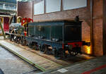 Die 1865 gebaute 1B Dampflokomotive SS 13 „de Bril“ (die Brille), ab 1921 NS 705 (NS-Baureihe 700), am 24 Juni 2025 im Het Spoorwegmuseum (bis 2005 NSM - Nederlands Spoorwegmuseum / Niederländischen Eisenbahnmuseum) in Utrecht im Bahnhof Maliebaan. Ein sehr schönes Eisenbahnmuseum das zum Verweilen einlädt. Übrigens Het vor Spoorwegmuseum heißt einfach „Das“, so heißt übersetzt das Museum einfach „Das Eisenbahnmuseum“.

Die Dampflok wurde 1865 von Beyer Peacock & Co. Ltd. in Manchester (GB) unter der Fabriknummer 533 gebaut und an die damalige SS - Maatschappij tot Exploitatie van Staatsspoorwegen (deutsch: Gesellschaft zum Betrieb von Staatseisenbahnen) geliefert. Ab 1921, nach der Zusammenlegung des Rollmaterials der SS und der NRS, wurde die Lok zur NS 705. Die Lokomotive SS 13 (NS 705) wurde 1932 im Alter von 67 Jahren ausgemustert und vor dem Eisenbahnmuseum abgestellt. Es handelt sich um die älteste noch erhaltene Dampflokomotive der Niederlande. Sie ist (im Jahr 2025) 160 Jahre alt! Der dreiachsige Tender stammt von der SS 8 und wurde 1863 gebaut. Die Lokomotive SS 8 (deren Tender heute zur SS 13 gehört) wurde 1868 durch eine Kesselexplosion in Harlingen schwer beschädigt, woraufhin der (unbeschädigte) Tender zur SS 13 kam. Der Tender trägt übrigens noch immer seine ursprüngliche Nummer SS 8 auf der Rückseite. Ursprünglich hatte diese Lokomotive einen zweiachsigen Tender. Ende des Zweiten Weltkriegs wurde sie von den zurückweichenden Deutschen Truppen in Maastricht (wo sich damals das EM befand) schwer beschädigt. Im Jahr 1951 wurde sie schließlich von der Hauptwerkstatt in Tilburg in ihren Originalzustand zurückversetzt und anschließend ins Eisenbahnmuseum gebracht. Die Lokomotive erhielt im Jahr 2000 mit einem neuen Kessel, ist aber nicht betriebsbereit.

Die NS 700-Serie war eine Serie von 75 Dampflokomotiven der Niederländischen Eisenbahnen (NS), die zwischen 1865 bis 1873, an ihre Vorgängergesellschaften, Maatschappij tot Exploitatie van Staatsspoorwegen (SS, „Gesellschaft zum Betrieb von Staatseisenbahnen“) und der Noord-Brabantsch-Duitsche Spoorweg-Maatschappij (NBDS „Nord-Brabantisch-Deutsche Eisenbahngesellschaft“) geliefert wurden. 

Für den Betrieb der neuen Eisenbahnstrecken Arnheim – Deventer, Zutphen – Glanerbrug, Maastricht – Venlo und Almelo – Hengelo im Jahr 1865 benötigte die SS neue Lokomotiven. Eine große Anzahl von Lokomotiven auf Basis der SS 5-8 wurden bei den Werken von Beyer, Peacock and Company in Manchester bestellt und zwischen 1865 und 1869 als SS 9-16 und SS 21-78 ausgeliefert. Die Maschinen waren damals die leistungsstärksten und schnellsten Lokomotiven auf den niederländischen Eisenbahnen. Die übersprungenen Nummern SS 17–20 wurden durch die 1865 gelieferten Güterzugdampflokomotiven (spätere Baureihe NS 2900) übernommen. Kessel und Zylinder waren die gleichen wie bei der SS 5-8-Serie. Die Antriebsräder waren kleiner und der maximale Dampfdruck wurde auf 8,3 kg/cm² erhöht, was die Zugkraft erhöhte. Die SS 9-16 wurden mit einem zweiachsigen Tender ausgeliefert, andere Lokomotiven waren mit einem dreiachsigen Tender ausgestattet. Im Jahr 1884 wurde bei vier Lokomotiven der Baureihe SS 9–16 der zweiachsige Tender gegen einen dreiachsigen Tender der eingestellten Baureihe SS 5–8 ausgetauscht. Anfangs waren die Lokomotiven nicht mit einem Lokführerstand ausgestattet. Heizer und Lokführer waren vor Witterungseinflüssen lediglich durch eine Schutzbrille (der Brillenplatte), einer Stahlplatte mit 2 runden Fenstern über der Feuertür geschützt. Dieser Brillenplatten verdankt die Lok auch ihren Spitznamen „De Bril“ „Die Brille“. Diese Brillenplatten sorgte nur für etwas Schutz vor dem Fahrtwind und Witterungseinflüssen für den Lokführer und Heizer, deren Arbeitsplatz ist mit Absicht nicht allzu bequem. Die SS befürchtet, dass die Männer während der Fahrt einschlafen könnten. In den 1880er Jahren wurde die Serie mit dem Bremssystem von Westinghouse ausgestattet, außerdem erhielten sie ein Dach über dem Führerstand, später sogar einem geschlossenen Führerstand.

Bedingt durch den Ersten Weltkrieg wurde 1917 eine Zweckgemeinschaft der unabhängigen Eisenbahngesellschaften HSM (Hollandsche IJzeren Spoorweg-Maatschappij) und SS (Maatschappij tot Exploitatie van Staatsspoorwegen) gegründet. Die beiden Gesellschaften errichteten einen gemeinsamen Bahnbetrieb, blieben aber rechtlich unabhängig. Dies änderte sich 1938, als HIJSM und SS vollständig fusionierten und in der AG NS (Nederlandse Spoorwegen, früher Nederlandsche Spoorwegen geschrieben) aufgingen. Das Rollmaterial wurde bereits 1921 zusammengelegt, so wurden die Lok zur NS 705 nummeriert.
TECHNISCHE DATEN:
NS-Serie: 700
Hersteller: Beyer Peacock & Co. Ltd. in Manchester (GB)
Gebaute Anzahl: 75
Typ: Schnellzuglokomotive
Spurweite: 1.435 mm (Normalspur)
Achsfolge: 	1 B (engl. 2-4-0), gekuppelt mit dreiachsigem Tender
Länge über Puffer: 13.637 mm 
Treibraddurchmesser: 1.700 mm (neu) 
Laufraddurchmesser (Lok und Tender): 1.067 mm (neu)
Gewicht: 49,3 t (28,8 t Lok und 20,5 t Tender)
Höchstgeschwindigkeit: 80 km/h
Rostfläche: 1,38 m²
Gesamtheizfläche: 80 m²
Kesselüberdruck: 8,3 kg/cm² 
Anzahl der Zylinder: 2 (Ø 406 mm x 508 mm Hub)
Steuerung: Allan
Anhängelast: 2.864 kg
Wasservorrat: 6,6 m³ 
Kohlevorrat: 3,5 t

Quellen: Somda RailWiki.nl, Het Spoorwegmuseum, nmld.nl, Wikipedia (NL)
Stand/Überarbeitung: Oktober 2025
