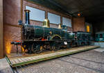 Die 1865 gebaute 1B Dampflokomotive SS 13 „de Bril“ (die Brille), ab 1921 NS 705 (NS-Baureihe 700), am 24 Juni 2025 im Het Spoorwegmuseum (bis 2005 NSM - Nederlands Spoorwegmuseum / Niederländischen Eisenbahnmuseum) in Utrecht im Bahnhof Maliebaan. Ein sehr schönes Eisenbahnmuseum das zum Verweilen einlädt. Übrigens Het vor Spoorwegmuseum heißt einfach „Das“, so heißt übersetzt das Museum einfach „Das Eisenbahnmuseum“.

Die Dampflok wurde 1865 von Beyer Peacock & Co. Ltd. in Manchester (GB) unter der Fabriknummer 533 gebaut und an die damalige SS - Maatschappij tot Exploitatie van Staatsspoorwegen (deutsch: Gesellschaft zum Betrieb von Staatseisenbahnen) geliefert. Ab 1921, nach der Zusammenlegung des Rollmaterials der SS und der NRS, wurde die Lok zur NS 705. Die Lokomotive SS 13 (NS 705) wurde 1932 im Alter von 67 Jahren ausgemustert und vor dem Eisenbahnmuseum abgestellt. Es handelt sich um die älteste noch erhaltene Dampflokomotive der Niederlande. Sie ist (im Jahr 2025) 160 Jahre alt! Der dreiachsige Tender stammt von der SS 8 und wurde 1863 gebaut. Die Lokomotive SS 8 (deren Tender heute zur SS 13 gehört) wurde 1868 durch eine Kesselexplosion in Harlingen schwer beschädigt, woraufhin der (unbeschädigte) Tender zur SS 13 kam. Der Tender trägt übrigens noch immer seine ursprüngliche Nummer SS 8 auf der Rückseite. Ursprünglich hatte diese Lokomotive einen zweiachsigen Tender. Ende des Zweiten Weltkriegs wurde sie von den zurückweichenden Deutschen Truppen in Maastricht (wo sich damals das EM befand) schwer beschädigt. Im Jahr 1951 wurde sie schließlich von der Hauptwerkstatt in Tilburg in ihren Originalzustand zurückversetzt und anschließend ins Eisenbahnmuseum gebracht. Die Lokomotive erhielt im Jahr 2000 mit einem neuen Kessel, ist aber nicht betriebsbereit.

Die NS 700-Serie war eine Serie von 75 Dampflokomotiven der Niederländischen Eisenbahnen (NS), die zwischen 1865 bis 1873, an ihre Vorgängergesellschaften, Maatschappij tot Exploitatie van Staatsspoorwegen (SS, „Gesellschaft zum Betrieb von Staatseisenbahnen“) und der Noord-Brabantsch-Duitsche Spoorweg-Maatschappij (NBDS „Nord-Brabantisch-Deutsche Eisenbahngesellschaft“) geliefert wurden. 

Für den Betrieb der neuen Eisenbahnstrecken Arnheim – Deventer, Zutphen – Glanerbrug, Maastricht – Venlo und Almelo – Hengelo im Jahr 1865 benötigte die SS neue Lokomotiven. Eine große Anzahl von Lokomotiven auf Basis der SS 5-8 wurden bei den Werken von Beyer, Peacock and Company in Manchester bestellt und zwischen 1865 und 1869 als SS 9-16 und SS 21-78 ausgeliefert. Die Maschinen waren damals die leistungsstärksten und schnellsten Lokomotiven auf den niederländischen Eisenbahnen. Die übersprungenen Nummern SS 17–20 wurden durch die 1865 gelieferten Güterzugdampflokomotiven (spätere Baureihe NS 2900) übernommen. Kessel und Zylinder waren die gleichen wie bei der SS 5-8-Serie. Die Antriebsräder waren kleiner und der maximale Dampfdruck wurde auf 8,3 kg/cm² erhöht, was die Zugkraft erhöhte. Die SS 9-16 wurden mit einem zweiachsigen Tender ausgeliefert, andere Lokomotiven waren mit einem dreiachsigen Tender ausgestattet. Im Jahr 1884 wurde bei vier Lokomotiven der Baureihe SS 9–16 der zweiachsige Tender gegen einen dreiachsigen Tender der eingestellten Baureihe SS 5–8 ausgetauscht. Anfangs waren die Lokomotiven nicht mit einem Lokführerstand ausgestattet. Heizer und Lokführer waren vor Witterungseinflüssen lediglich durch eine Schutzbrille (der Brillenplatte), einer Stahlplatte mit 2 runden Fenstern über der Feuertür geschützt. Dieser Brillenplatten verdankt die Lok auch ihren Spitznamen „De Bril“ „Die Brille“. Diese Brillenplatten sorgte nur für etwas Schutz vor dem Fahrtwind und Witterungseinflüssen für den Lokführer und Heizer, deren Arbeitsplatz ist mit Absicht nicht allzu bequem. Die SS befürchtet, dass die Männer während der Fahrt einschlafen könnten. In den 1880er Jahren wurde die Serie mit dem Bremssystem von Westinghouse ausgestattet, außerdem erhielten sie ein Dach über dem Führerstand, später sogar einem geschlossenen Führerstand.

Bedingt durch den Ersten Weltkrieg wurde 1917 eine Zweckgemeinschaft der unabhängigen Eisenbahngesellschaften HSM (Hollandsche IJzeren Spoorweg-Maatschappij) und SS (Maatschappij tot Exploitatie van Staatsspoorwegen) gegründet. Die beiden Gesellschaften errichteten einen gemeinsamen Bahnbetrieb, blieben aber rechtlich unabhängig. Dies änderte sich 1938, als HIJSM und SS vollständig fusionierten und in der AG NS (Nederlandse Spoorwegen, früher Nederlandsche Spoorwegen geschrieben) aufgingen. Das Rollmaterial wurde bereits 1921 zusammengelegt, so wurden die Lok zur NS 705 nummeriert.
TECHNISCHE DATEN:
NS-Serie: 700
Hersteller: Beyer Peacock & Co. Ltd. in Manchester (GB)
Gebaute Anzahl: 75
Typ: Schnellzuglokomotive
Spurweite: 1.435 mm (Normalspur)
Achsfolge: 	1 B (engl. 2-4-0), gekuppelt mit dreiachsigem Tender
Länge über Puffer: 13.637 mm 
Treibraddurchmesser: 1.700 mm (neu) 
Laufraddurchmesser (Lok und Tender): 1.067 mm (neu)
Gewicht: 49,3 t (28,8 t Lok und 20,5 t Tender)
Höchstgeschwindigkeit: 80 km/h
Rostfläche: 1,38 m²
Gesamtheizfläche: 80 m²
Kesselüberdruck: 8,3 kg/cm² 
Anzahl der Zylinder: 2 (Ø 406 mm x 508 mm Hub)
Steuerung: Allan
Anhängelast: 2.864 kg
Wasservorrat: 6,6 m³ 
Kohlevorrat: 3,5 t

Quellen: Somda RailWiki.nl, Het Spoorwegmuseum, nmld.nl, Wikipedia (NL)
Stand/Überarbeitung: Oktober 2025
