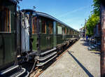 Der NS Mat ’24-Triebwagenzug (BD 9107, C 8553 und C 8104) „Blokkendozen“ (Kastendose) am 29 April 2025 im Het Spoorwegmuseum (bis 2005 NSM - Nederlands Spoorwegmuseum / Niederl�ndischen Eisenbahnmuseum) in Utrecht im ehemaligen Bahnhof Maliebaanstation. Ein Eisenbahnmuseum das zum Verweilen einl�dt. Der dreiteilige Zug vom Typ Mat’24 des Niederl�ndischen Eisenbahnmuseums besteht aus BD 9107, C 8553 und C 8104.

Hier der Mittelwagen C 8553:
Bei dem Wagen C 8553 handelt es sich somit nicht um einen Triebwagen, sondern um einen Mittelwagen. Dieser Wagen wurde 1931 von NV Werkspoor in Zuilen gebaut. 

Der Wagen ist in vier Abteile unterteilt. Jedes Abteil ist mit Sitzgelegenheiten ausgestattet, sodass insgesamt 88 Pl�tze f�r Fahrg�ste zur Verf�gung stehen. Im gesamten Wagen war das Rauchen gestattet. Die zwei Toiletten befinden sich in der Wagenmitte, und ein Mittelgang erstreckt sich �ber die gesamte L�nge des Wagens. Die Abteile sind durch Trennw�nde voneinander separiert und lassen sich mittels Schiebet�ren abschlie�en. An der Seitenwand befinden sich neun Fenster, zu deren �ffnung wurde ein Gewichtsausgleichsmechanismus mit Zugfeder verwendet. Im Innenraum sind die sichtbaren Wandfl�chen in Teakholz ausgef�hrt. Die Wagen Cec 8537 bis Cec 8555 wurden, im Gegensatz zu den �brigen Wagen, die �ber Holzd�cher verf�gten, mit Stahld�chern ausgeliefert.

Die Sitzb�nke bestehen aus Holz und sind in einer 3+2-Anordnung aufgestellt. Zur Beheizung des Wagens dient eine elektrische Heizung. Ab 1938 wurden die Holzb�nke durch bequeme Sitze mit graugr�nem Kunstlederbezug ersetzt.

Die �bergangsfaltenb�lge deutscher Bauart wurden durch ungarischer Bauart ersetzt, und die Schwanenhals-Drehgestelle waren gegen neu entwickelte Einheiten mit einem unter den Achslagern verlaufenden Rahmenjoch ausgetauscht worden. Im Innenraum waren die Trennw�nde hinter den Sitzen h�her und die Gep�cknetze gr��er ausgef�hrt, wobei die urspr�nglichen Netze durch Drahtgeflecht ersetzt wurden. Die Innenverkleidung bestand, selbst in der dritten Klasse, nun aus Teakholz mit Birkenholzpaneelen. Der Mittelwagen C 8553 (Cec) war ein solcher Wagen, der f�r den elektrischen Betrieb zwischen Amsterdam und Alkmaar konstruiert worden war. Er geh�rte zu einer Serie baugleicher Wagen mit den Nummern C 8538 bis C 8555. 

W�hrend des Zweiten Weltkriegs, in den Jahren 1944/45, wurde der C 8553 nach Deutschland �berf�hrt. Er kehrte 1945 in relativ gutem Zustand zur�ck. Nach einer Aufarbeitung wurde er 1946 wieder in Betrieb genommen. Aufgrund der Indienststellung modernerer Fahrzeuge wurden einige der wirtschaftlich �berholten „Blokkendoos“-Einheiten zu Reisezugwagen f�r den Einsatz hinter Elektrolokomotiven umgebaut. Der C 8553 (Cec) wurde in B 5712 (B) umgezeichnet, wobei der Innenraum unver�ndert blieb. Im Jahr 1956 wurde die bisherige erste Klasse abgeschafft, infolgedessen wurde die alte zweite Klasse zur ersten Klasse und die alte dritte Klasse zur zweiten Klasse nach „neuem Standard“. 

Die NV Koninklijke Hoogovens en Staalfabrieken (KNHS) erwarb den Wagen 1973 und setzte ihn – unter der Nummer 76104 – in ihrem dampfgef�hrten Ausflugszug ein. Im Jahr 1986 standen die Wagen des Ausflugszugs vor einer umfassenden Aufarbeitung, eine Aufgabe, der sich der Hoogovens-Dampfzugverein nicht gewachsen sah. Der aus f�nf „Blokkendoos“-Wagen bestehende Ausflugszug wurde daraufhin dem Eisenbahnmuseum gestiftet. Ein Wagen ging an die Museumsbahn „Stoomtrein Goes - Borsele“; zwei wurden verschrottet, um Ersatzteile f�r den betriebsf�higen „Mat '24“-Zug des Museums sowie f�r die Lokomotive C 9002 „Jaap“ zu liefern, der vierte Wagen wurde an der Baustelle des Willemsspoor-Tunnels in Rotterdam als Restaurant aufgestellt, und der f�nfte wurde in den Jahren 1993/1994 f�r das Eisenbahnmuseum zum elektrischen Zwischenwagen C 8553 (Cecr) umgebaut. Zudem wurde er mit einem Bewirtungsbereich und einer K�che ausgestattet. Dieser Wagen, der �ber eine Bar verf�gt, erfreut sich bei Fahrten mit dem betriebsf�higen dreiteiligen „Mat '24“-Zug gro�er Beliebtheit beim Publikum. Im November 2011 wurden der BD 9107 und der Barwagen C 8553 zur Aufarbeitung der Fahrwerke in das NedTrain-Werk in Haarlem �berf�hrt. Die eigentliche �berholung der Drehgestelle erfolgte bei der Firma Reussling in Hattingen (Deutschland), wo unter anderem s�mtliche Tragfedern ausgetauscht wurden. Im Dezember 2012 erhielt der gesamte Zug nach einer erfolgreichen Probefahrt im �ffentlichen Schienennetz die erneute Betriebszulassung. Der „Blokkendoos“-Zug ist derzeit aufgrund umfangreicher Instandhaltungsarbeiten au�er Betrieb.

TECHNISCHE DATEN:
Hersteller:Werkspoor NV, Zuilen
Baujahr:1931
Typ:Cecr / type 14 / serie C 8537 - 8555 (Cec)
Historischen Nummer: ab 1931 - C 8553 / ab 1959 - B 5712 / ab 1973 – KNHS 76104 / seit 1994 - C 8553
Spurweite: 1.435 mm (Normalspur)
Achsfolge: 2' 2' (4 Achsen in zwei Drehgestellen)
Eigengewicht: 40t
L�nge �ber die Puffer:19.800 mm
Drehzapfenabstand: 13.000 mm
Achsabstand im Drehgestell: 2.500 mm
H�chstgeschwindigkeit: 100 km/h
Kupplung: Schraubenkupplung (UIC-Kupplung)

Quellen: Somda RailWiki.nl, Het Spoorwegmuseum, nmld.nl, Anschriften und Wikipedia (Niederlande)
Stand/�berarbeitung: Juli 2026