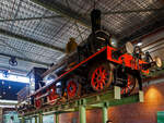 Die 1889 gebaute 2'B Schnellzug-Dampflokomotive NRS 107 „Rhijnboog“ (Rheinbogen), später HSM 353, NS 1604 (NS-Baureihe 1600), am 29 April 2025 hoch aufgeständert im Het