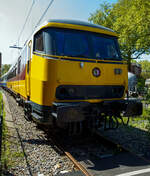 Frontal, der ICR - Intercity-Benelux-Steuerwagen (ICR - Intercity-Benelux-Stuurstandrijtuig), 50 84 28-70 101-7 NL-NS, der Gattung Bs, der NS - Nederlandse Spoorwegen (Niederländische Eisenbahnen), am 29 April 2025 im Het Spoorwegmuseum (bis 2005 NSM - Nederlands Spoorwegmuseum / Niederländischen Eisenbahnmuseum) in Utrecht im Bahnhof Maliebaanstation.

Der Steuerwagen (vom Typ ICR-3, Bs, Serie 28 101-108, 111-113) wurde 1986 von Waggonfabrik Talbot GmbH & Co. in Aachen (D) gebaut. Im Jahr 2010 wurde er ausgemustert und kam ins Museum. Er ist von diesem Typ der Einzige der erhalten geblieben ist 

Dieser Steuerwagen war seit 1986 in den „Benelux-Zügen“, dem Zugverkehr zwischen Amsterdam – Den Haag – Rotterdam – Roosendaal – Antwerpen – Brüssel im Einsatz. Ein Steuerwagen ist ein Wagen, von dem aus der Lokführer die Lokomotive fernsteuern kann. Der Vorteil eines Steuerwagens besteht darin, dass die Lokomotive an der Endstation nicht rangiert werden muss. Der Lokführer geht einfach auf die andere Seite des Zuges. Als Wendezug wird ein solcher Zug bezeichnet, der aus einer Lokomotive, normalen Waggons und einem Steuerwagen besteht. Der Benelux-Zug verkehrt immer als Wendezug in Kombination mit einer Lokomotive der Belgischen Eisenbahn (SNCB / NMBS) der Baureihe 1181 – 1188 der. Der Zug weist vom NS-Hausstil abweichende Farben auf, das blaue Band um die Fenster wurde durch Burgunderrot, die Unternehmensfarbe der SNCB / NMBS, ersetzt.

Ab 2008 wurden die mittlerweile wirtschaftlich veralteten belgische Lokomotiven durch neue Lokomotiven ersetzt, die allerdings nicht mehr von diesen Steuerwagen aus ferngesteuert werden konnten. Da die Sitzplatzkapazität unverzichtbar war, blieben die Steuerwagen vorübergehend als normale Zugwagen im Einsatz. Im Jahr 2010 wurden diese nach dem Zustrom umgebauter Intercity-Waggons überflüssig, sodass das Eisenbahnmuseum diesen erwerben konnte. Der Wagen ist grundsätzlich betriebsbereit, kann aber mangels passender belgischer Lokomotive nicht als Steuerwagen eingesetzt werden.
