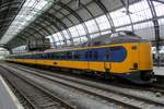 NS 4219 steht am 9 Juli 2018 in Amsterdam Centraal.