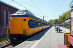 Der NS Koploper ICM 4011 (NL-NS 94 84 4385011-0), ein dreiteilige Elektrotriebwagenzug vom Typ ICM / Plan Z (Koploper), am 29 April 2025 im Het Spoorwegmuseum (bis 2005 NSM - Nederlands Spoorwegmuseum / Niederländischen Eisenbahnmuseum) in Utrecht im Bahnhof Maliebaanstation. Ein sehr schönes Eisenbahnmuseum das zum Verweilen einlädt, leider fehlte uns dieses Mal die Zeit dafür. Übrigens das Gleis 2 (nebenan) ist noch ein aktives Bahngleis, hier fährt stündlich der Pendelzug (als RE) von Utrecht Centraal ein bzw. aus. 

Der Koploper ICM 4011 wurde 1983 von der Waggonfabrik Talbot GmbH & Co. (heute Bombardier) in Aachen (D) für die für die NS - Nederlandse Spoorwegen (Niederländischen Staatsbahnen) gebaut und geliefert. Die Fahrmotoren sind von CEM Oerlikon (Frankreich), und elektrische Installation von Holec (Smit Slikkerveer & Heemaf).

Er war nach den 1977 produzierten sieben Prototypen 1977 (ICM-0), der erste der Serienfertigung (ICM-1). Gegenüber den Prototypen wiesen die Einheiten zahlreiche Verbesserungen (z. B. eine verbesserte Belüftung der Fahrgasträume) auf. Der 4011  Koploper  schied im Mai 2024 aus dem aktiven Dienst bei der NS aus und ging dann ins Museum.

Die ICM (Intercitymaterieel) der NS sind elektrische Triebzüge aus den Jahren 1977 bis 1994 für den Intercity-Verkehr. Mit insgesamt 144 gebauten Einheiten (94 dreiteilige und 50 vierteilige) stellt sie bis heute das Rückgrat des Schnellverkehrs innerhalb der Niederlande dar. 

Volkstümlich werden sie wegen der Wagenübergänge an den Führerstandsenden Koploper (wörtlich «Kopfläufer») genannt. Die Führerstände befinden sich in Panoramakanzeln über dem Übergang, was diesen Wagen ein sehr bulliges Aussehen verleiht. Bis 2005 war es möglich, während der Fahrt von einem Zugteil in den anderen zu wechseln. Die Wagenübergänge an den Endwagen wurden bei der Modernisierung ab 2006 bei allen Zügen entfernt, die beiden Kopftüren wurden durch eine geschlossene Kunststoffplatte (hier gut zuerkennen) ersetzt.

Entwickelt wurden die ICM im Rahmen des «Plans Z» zur Modernisierung des Rollmaterials der NS. Talbot in Aachen produzierte 1977 sieben Prototypen eines dreiteiligen Triebzuges für den schnellen und komfortablen Intercity-Verkehr. Zuerst kamen sie auf der Relation Eindhoven–Venlo zum Einsatz, danach fuhren sie auch zwischen Amsterdam und Nijmegen. Nachträglich erhielten sie die Bezeichnung ICM-0, im Jahr 2003 wurden diese z-gestellt. Die ICM-0 waren noch Wegmann-Drehgestellen ausgestattet.

1983 begann die Serienfertigung des jetzt als ICM-1 bezeichneten Typs. Gegenüber den Prototypen wiesen die Einheiten zahlreiche Verbesserungen auf. Diese erhielten zum Gegensatz der Prototypen nun SIG-Drehgestellen vom Typ GSG 4 (später von RMO Werkspoor in Amsterdam). Ab der Einheit 4051 wurden Choppersteuerungen eingebaut und die Typenbezeichnung änderte sich auf ICM-2. Ab 1990 wurden die ICM als vierteilige Züge (Serien ICM-3 und ICM-4) ausgeliefert, zudem hatte diese nun Magnetschienenbremsen. 

Technik:
Die dreiteiligen Zuggarnituren sind 80,6 m lang und 144 t schwer. Ein Triebzug ist mit 4 Fahrmotoren vom Typ 4 EKO 3250 von TCO - Traction CEM-Oerlikon (Paris, Frankreich) ausgestattet. Später wurden auch Fahrmotoren von Holec vom Typ GT42/30 verbaut. Motor liefert eine Leistung von 315 kW (418 PS) mit
bis zu 2.715 U/min, kurzzeitig ist eine max. Leistung von 344 kW möglich. Insgesamt verfügt ein Triebzug über eine Leistung von 1.260 kW. Die Motoren sind voll gefedert und die Kraftübertragung erfolgt über eine Sécheron-Lamellenkupplung. Der Zug ist für eine Geschwindigkeit von 160 km/h ausgelegt. Der Zug verfügt über 35 Sitzplätze der ersten Klasse und 152 Sitzplätze der zweiten Klasse. Die beiden Kompressoren sind unter dem Fahrgestell untergebracht. Zur Stromversorgung des Steuerstroms und der Beleuchtung dient ein Motorgenerator der unter dem Wagen installiert ist. Dieser wandelt die 1.500 Volt Oberleitungsspannung in 12 Volt Spannung für den Steuerstrom und Beleuchtung um. Der mBDk-Wagen ist mit zwei Stromabnehmern vom Typ AM30 von Faiveley ausgestattet. Um zu verhindern, dass zu viel Strom durch den Zug fließt, sind die Züge mit einem Smit-Schnellschalter ausgestattet. Die Drehgestelle sind SIG - Schweizerische Industrie-Gesellschaft aus Neuhausen am Rheinfall (Schweiz) vom Typ SIG-GSG 4, Triebdrehgestelle haben einen Achsabstand von 2.700 mm und die Laufdrehgestelle von 2.500 mm.

Modernisierung:
Ab November 2006 wurde die Intercity-Ausrüstung der dreiteiligen Züge (Serie 4011–4097) modernisiert. Im April 2007 wurde der erste Triebzug von NedTrain Betriebswerk Haarlem geliefert und in den normalen Regeldienst aufgenommen. Um sie von den noch nicht modernisierten Triebzügen zu unterscheiden, werden die modernisierten Triebzüge als ICMm bezeichnet. Diese Züge wurden komplett saniert und bieten etwa 13 % mehr Sitzplätze. Darüber hinaus unterscheidet sich die erste von der zweiten Klasse klarer: Die erste Klasse hat rote Sitze, die zweite Klasse blaue, wie bei anderen modernisierten Fahrzeugen und neu gebauten Fahrzeugen aus dem Jahr 2006. Darüber hinaus sind die ICMm mit zusätzlichen Einrichtungen wie einer Rollstuhl-Toilette, einer Klimaanlage, Fahrgast-Informations-Displays, einer digitalen Zugzielanzeige und einem statischen Wandler anstelle des bisherigen Motorgenerators ausgestattet. Die Modernisierung der dreiteiligen Triebzüge kostete 190 Millionen Euro.

Die Wagenübergänge an den Endwagen wurden bei dieser Revision bei allen Zügen entfernt. Das Gesamtgewicht eines Triebzuges verringert sich um etwa 1.000 kg (1 t), wenn beide Wagenübergänge durch Kunststoffabdeckplatten ersetzt wurden. Dies wirkt sich positiv auf den Energieverbrauch aus.

Dass die Anzahl der Toiletten halbiert wurde, stieß auf Kritik, auf die die NS aber nicht reagierte.

Der Triebzug 4011 war der erste, der im November 2006 modernisiert wurde und am 16. April 2007 nach Tests in der Klimakammer in Wien sowie einer Reihe von Testfahrten, Kontrollen und Anweisungen an das Personal in Betrieb genommen wurde. Am ersten Betriebstag wurde diese Einheit auf der Intercity-Linie 1500 (Amsterdam – Amersfoort – Deventer) eingesetzt. Der Umbau der dreiteiligen Koplopers (der Serie 40xx) dauerte bis zum 2. Quartal 2010. Der Triebzug 4205 war als erster vierteiliger Triebzug am 22. Februar 2009 in der Werkstatt von Haarlem zur Modernisierung und ging Anfang Januar wieder in Betrieb. Im Februar 2010 wurde mit dem Serienumbau der vierteiligen Triebzüge begonnen. Der letzte ICMm (4240) wurde am 6. Oktober 2011 ausgeliefert.

TECHNISCHE DATEN:
Gebaute Anzahl: 144 (davon 94 dreiteilige ET und 50 vierteilige ET)
Hersteller:Talbot in Aachen (mech. Teil), Oerlikon, Holec (elektr. Ausrüstung)
Baujahre: ab 1977
Spurweite: 	1.435 mm
Achsfolge: Bo'Bo'+2'2'+2'2' (12 Achsen)	 / Bo'Bo'+Bo'2'+2'2'+2'2' (16 Achsen)
Länge über Kupplung: 80.600 mm / 107.100 mm
Achsabstand im Triebdrehgestell: 2.700 mm
Achsabstand im Laufdrehgestell: 2.500 mm
Treibraddurchmesser: 950 mm (neu)
Laufraddurchmesser: 920 mm (neu)
Leergewicht: 144 t / 192 t	
Höchstgeschwindigkeit: 160 km/h 
Motorentyp: 4 bzw. 6 Stück vom Typ 4 EKO 3250 mit je 315 kW (418 PS)
Leistung: 1.260 kW / 1890 kW 
Stromsystem: 1,5 kV Gleichstrom
Kupplung: Scharfenberg
