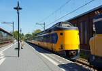 Der NS Koploper ICM 4011 (NL-NS 94 84 4385011-0), ein dreiteilige Elektrotriebwagenzug vom Typ ICM / Plan Z (Koploper), am 29 April 2025 im Het Spoorwegmuseum (bis 2005 NSM - Nederlands Spoorwegmuseum / Niederländischen Eisenbahnmuseum) in Utrecht im Bahnhof Maliebaanstation. Ein sehr schönes Eisenbahnmuseum das zum Verweilen einlädt, leider fehlte uns dieses Mal die Zeit dafür. Übrigens das Gleis 2 (nebenan) ist noch ein aktives Bahngleis, hier fährt stündlich der Pendelzug (als RE) von Utrecht Centraal ein bzw. aus. 

Der Koploper ICM 4011 wurde 1983 von der Waggonfabrik Talbot GmbH & Co. (heute Bombardier) in Aachen (D) für die für die NS - Nederlandse Spoorwegen (Niederländischen Staatsbahnen) gebaut und geliefert. Die Fahrmotoren sind von CEM Oerlikon (Frankreich), und elektrische Installation von Holec (Smit Slikkerveer & Heemaf).

Er war nach den 1977 produzierten sieben Prototypen 1977 (ICM-0), der erste der Serienfertigung (ICM-1). Gegenüber den Prototypen wiesen die Einheiten zahlreiche Verbesserungen (z. B. eine verbesserte Belüftung der Fahrgasträume) auf. Der 4011  Koploper  schied im Mai 2024 aus dem aktiven Dienst bei der NS aus und ging dann ins Museum.

Die ICM (Intercitymaterieel) der NS sind elektrische Triebzüge aus den Jahren 1977 bis 1994 für den Intercity-Verkehr. Mit insgesamt 144 gebauten Einheiten (94 dreiteilige und 50 vierteilige) stellt sie bis heute das Rückgrat des Schnellverkehrs innerhalb der Niederlande dar. 

Volkstümlich werden sie wegen der Wagenübergänge an den Führerstandsenden Koploper (wörtlich «Kopfläufer») genannt. Die Führerstände befinden sich in Panoramakanzeln über dem Übergang, was diesen Wagen ein sehr bulliges Aussehen verleiht. Bis 2005 war es möglich, während der Fahrt von einem Zugteil in den anderen zu wechseln. Die Wagenübergänge an den Endwagen wurden bei der Modernisierung ab 2006 bei allen Zügen entfernt, die beiden Kopftüren wurden durch eine geschlossene Kunststoffplatte (hier gut zuerkennen) ersetzt.

Entwickelt wurden die ICM im Rahmen des «Plans Z» zur Modernisierung des Rollmaterials der NS. Talbot in Aachen produzierte 1977 sieben Prototypen eines dreiteiligen Triebzuges für den schnellen und komfortablen Intercity-Verkehr. Zuerst kamen sie auf der Relation Eindhoven–Venlo zum Einsatz, danach fuhren sie auch zwischen Amsterdam und Nijmegen. Nachträglich erhielten sie die Bezeichnung ICM-0, im Jahr 2003 wurden diese z-gestellt. Die ICM-0 waren noch Wegmann-Drehgestellen ausgestattet.

1983 begann die Serienfertigung des jetzt als ICM-1 bezeichneten Typs. Gegenüber den Prototypen wiesen die Einheiten zahlreiche Verbesserungen auf. Diese erhielten zum Gegensatz der Prototypen nun SIG-Drehgestellen vom Typ GSG 4 (später von RMO Werkspoor in Amsterdam). Ab der Einheit 4051 wurden Choppersteuerungen eingebaut und die Typenbezeichnung änderte sich auf ICM-2. Ab 1990 wurden die ICM als vierteilige Züge (Serien ICM-3 und ICM-4) ausgeliefert, zudem hatte diese nun Magnetschienenbremsen. 

Technik:
Die dreiteiligen Zuggarnituren sind 80,6 m lang und 144 t schwer. Ein Triebzug ist mit 4 Fahrmotoren vom Typ 4 EKO 3250 von TCO - Traction CEM-Oerlikon (Paris, Frankreich) ausgestattet. Später wurden auch Fahrmotoren von Holec vom Typ GT42/30 verbaut. Motor liefert eine Leistung von 315 kW (418 PS) mit
bis zu 2.715 U/min, kurzzeitig ist eine max. Leistung von 344 kW möglich. Insgesamt verfügt ein Triebzug über eine Leistung von 1.260 kW. Die Motoren sind voll gefedert und die Kraftübertragung erfolgt über eine Sécheron-Lamellenkupplung. Der Zug ist für eine Geschwindigkeit von 160 km/h ausgelegt. Der Zug verfügt über 35 Sitzplätze der ersten Klasse und 152 Sitzplätze der zweiten Klasse. Die beiden Kompressoren sind unter dem Fahrgestell untergebracht. Zur Stromversorgung des Steuerstroms und der Beleuchtung dient ein Motorgenerator der unter dem Wagen installiert ist. Dieser wandelt die 1.500 Volt Oberleitungsspannung in 12 Volt Spannung für den Steuerstrom und Beleuchtung um. Der mBDk-Wagen ist mit zwei Stromabnehmern vom Typ AM30 von Faiveley ausgestattet. Um zu verhindern, dass zu viel Strom durch den Zug fließt, sind die Züge mit einem Smit-Schnellschalter ausgestattet. Die Drehgestelle sind SIG - Schweizerische Industrie-Gesellschaft aus Neuhausen am Rheinfall (Schweiz) vom Typ SIG-GSG 4, Triebdrehgestelle haben einen Achsabstand von 2.700 mm und die Laufdrehgestelle von 2.500 mm.

Modernisierung:
Ab November 2006 wurde die Intercity-Ausrüstung der dreiteiligen Züge (Serie 4011–4097) modernisiert. Im April 2007 wurde der erste Triebzug von NedTrain Betriebswerk Haarlem geliefert und in den normalen Regeldienst aufgenommen. Um sie von den noch nicht modernisierten Triebzügen zu unterscheiden, werden die modernisierten Triebzüge als ICMm bezeichnet. Diese Züge wurden komplett saniert und bieten etwa 13 % mehr Sitzplätze. Darüber hinaus unterscheidet sich die erste von der zweiten Klasse klarer: Die erste Klasse hat rote Sitze, die zweite Klasse blaue, wie bei anderen modernisierten Fahrzeugen und neu gebauten Fahrzeugen aus dem Jahr 2006. Darüber hinaus sind die ICMm mit zusätzlichen Einrichtungen wie einer Rollstuhl-Toilette, einer Klimaanlage, Fahrgast-Informations-Displays, einer digitalen Zugzielanzeige und einem statischen Wandler anstelle des bisherigen Motorgenerators ausgestattet. Die Modernisierung der dreiteiligen Triebzüge kostete 190 Millionen Euro.

Die Wagenübergänge an den Endwagen wurden bei dieser Revision bei allen Zügen entfernt. Das Gesamtgewicht eines Triebzuges verringert sich um etwa 1.000 kg (1 t), wenn beide Wagenübergänge durch Kunststoffabdeckplatten ersetzt wurden. Dies wirkt sich positiv auf den Energieverbrauch aus.

Dass die Anzahl der Toiletten halbiert wurde, stieß auf Kritik, auf die die NS aber nicht reagierte.

Der Triebzug 4011 war der erste, der im November 2006 modernisiert wurde und am 16. April 2007 nach Tests in der Klimakammer in Wien sowie einer Reihe von Testfahrten, Kontrollen und Anweisungen an das Personal in Betrieb genommen wurde. Am ersten Betriebstag wurde diese Einheit auf der Intercity-Linie 1500 (Amsterdam – Amersfoort – Deventer) eingesetzt. Der Umbau der dreiteiligen Koplopers (der Serie 40xx) dauerte bis zum 2. Quartal 2010. Der Triebzug 4205 war als erster vierteiliger Triebzug am 22. Februar 2009 in der Werkstatt von Haarlem zur Modernisierung und ging Anfang Januar wieder in Betrieb. Im Februar 2010 wurde mit dem Serienumbau der vierteiligen Triebzüge begonnen. Der letzte ICMm (4240) wurde am 6. Oktober 2011 ausgeliefert.

TECHNISCHE DATEN:
Gebaute Anzahl: 144 (davon 94 dreiteilige ET und 50 vierteilige ET)
Hersteller:Talbot in Aachen (mech. Teil), Oerlikon, Holec (elektr. Ausrüstung)
Baujahre: ab 1977
Spurweite: 	1.435 mm
Achsfolge: Bo'Bo'+2'2'+2'2' (12 Achsen)	 / Bo'Bo'+Bo'2'+2'2'+2'2' (16 Achsen)
Länge über Kupplung: 80.600 mm / 107.100 mm
Achsabstand im Triebdrehgestell: 2.700 mm
Achsabstand im Laufdrehgestell: 2.500 mm
Treibraddurchmesser: 950 mm (neu)
Laufraddurchmesser: 920 mm (neu)
Leergewicht: 144 t / 192 t	
Höchstgeschwindigkeit: 160 km/h 
Motorentyp: 4 bzw. 6 Stück vom Typ 4 EKO 3250 mit je 315 kW (418 PS)
Leistung: 1.260 kW / 1890 kW 
Stromsystem: 1,5 kV Gleichstrom
Kupplung: Scharfenberg
