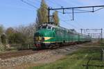 Historischer Triebzug 766 durchfahrt Niftrik am 11 April 2025 auf ein Konditionsfahrt von Amersfoort über Deventer, Nijmegen und Eindhoven nach Maastricht.