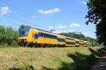 NS 7542 passiert Tilburg Oude Warande am 10 Juni 2017.